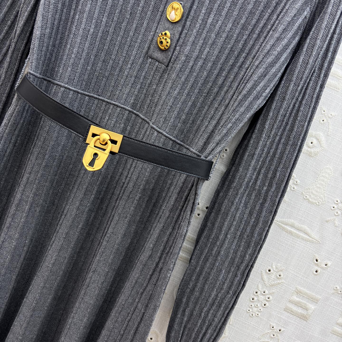 Sch 25秋冬 V领异形扣针织长裙 灰调雅致 黑调经典 V领配金色纽扣精致吸睛 腰带金属扣点缀勾勒腰线