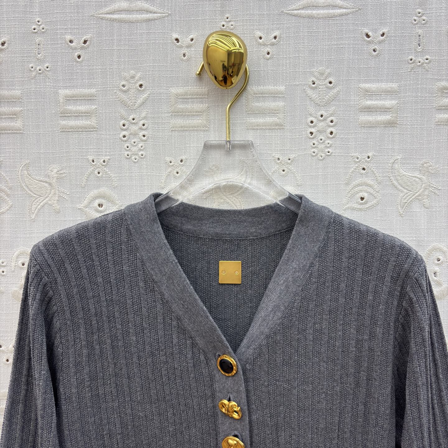 Sch 25秋冬 V领异形扣针织长裙 灰调雅致 黑调经典 V领配金色纽扣精致吸睛 腰带金属扣点缀勾勒腰线