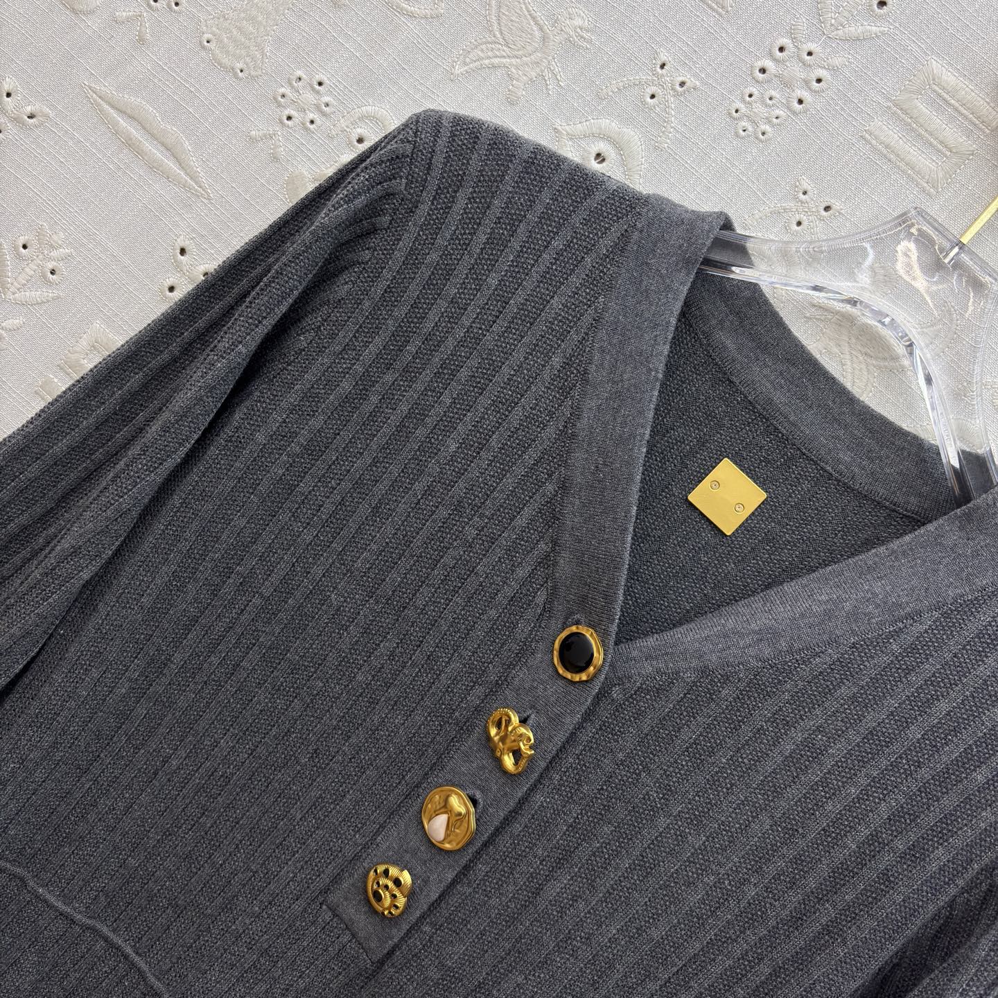 Sch 25秋冬 V领异形扣针织长裙 灰调雅致 黑调经典 V领配金色纽扣精致吸睛 腰带金属扣点缀勾勒腰线