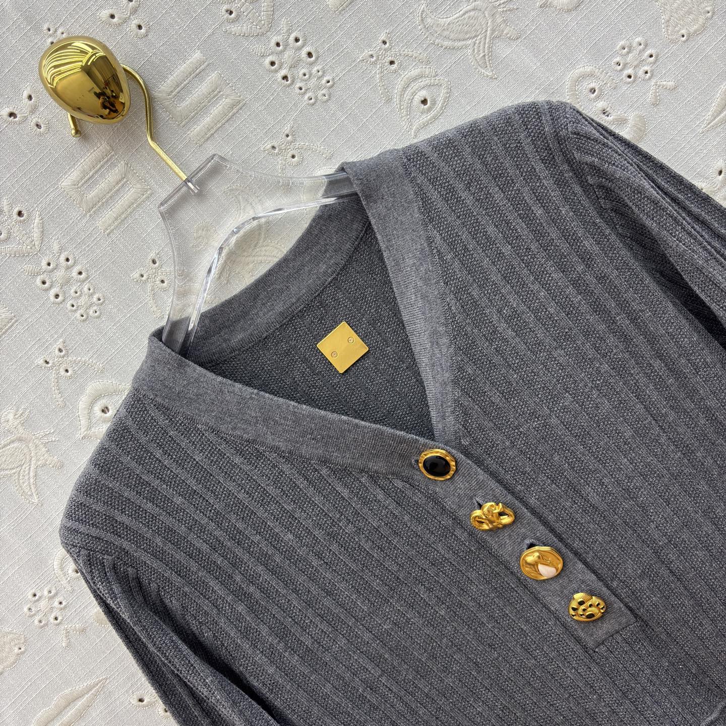 Sch 25秋冬 V领异形扣针织长裙 灰调雅致 黑调经典 V领配金色纽扣精致吸睛 腰带金属扣点缀勾勒腰线