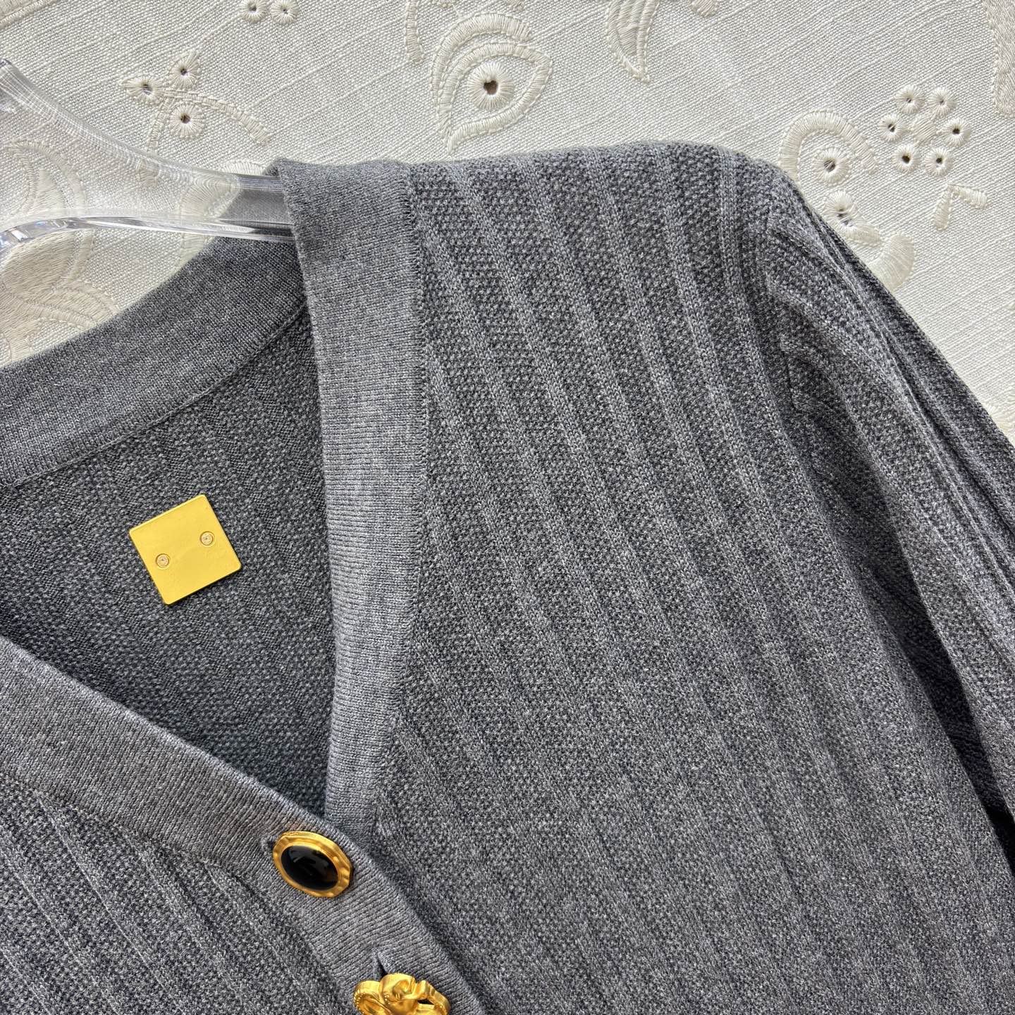 Sch 25秋冬 V领异形扣针织长裙 灰调雅致 黑调经典 V领配金色纽扣精致吸睛 腰带金属扣点缀勾勒腰线