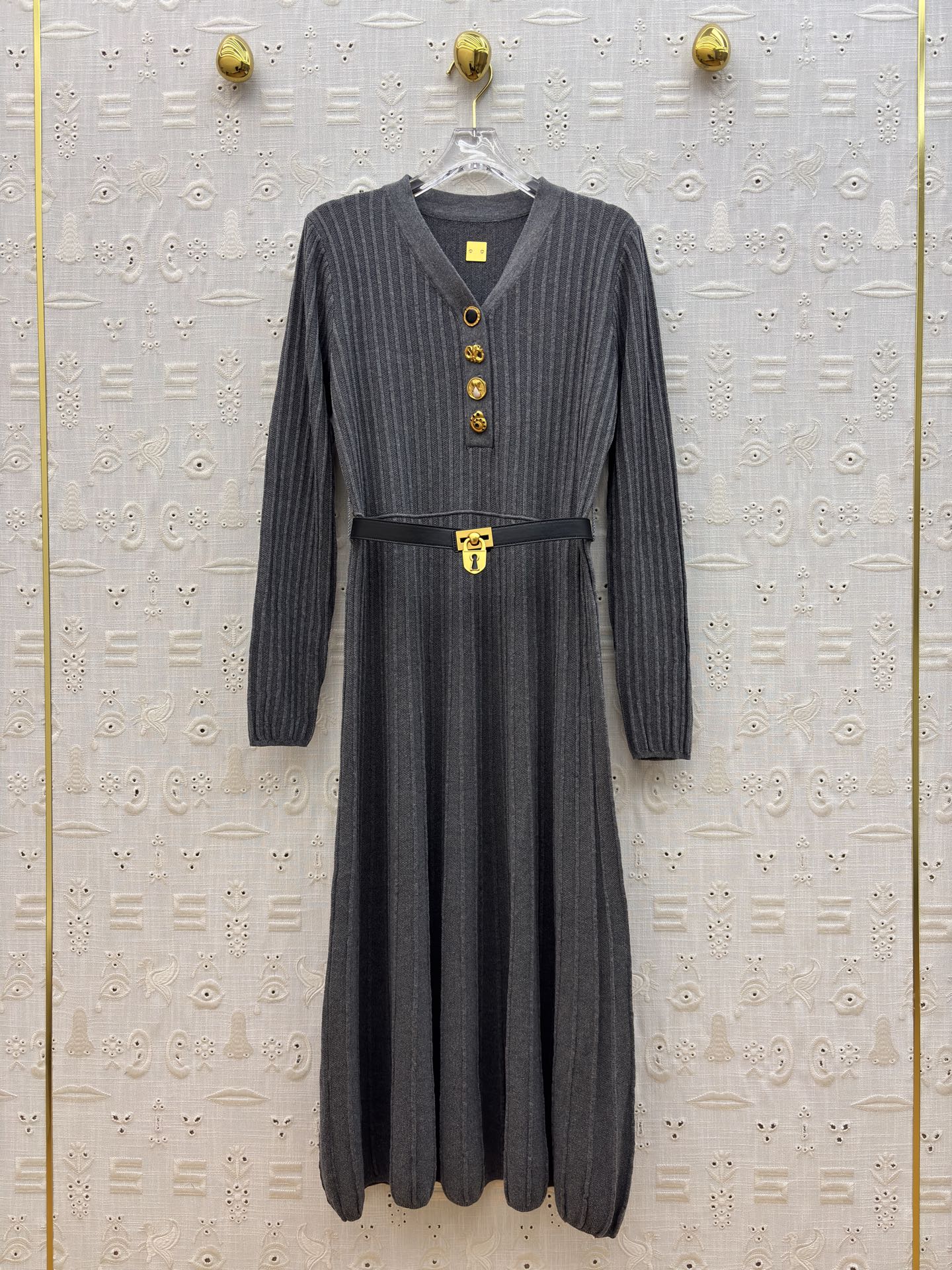 Sch 25秋冬 V领异形扣针织长裙 灰调雅致 黑调经典 V领配金色纽扣精致吸睛 腰带金属扣点缀勾勒腰线