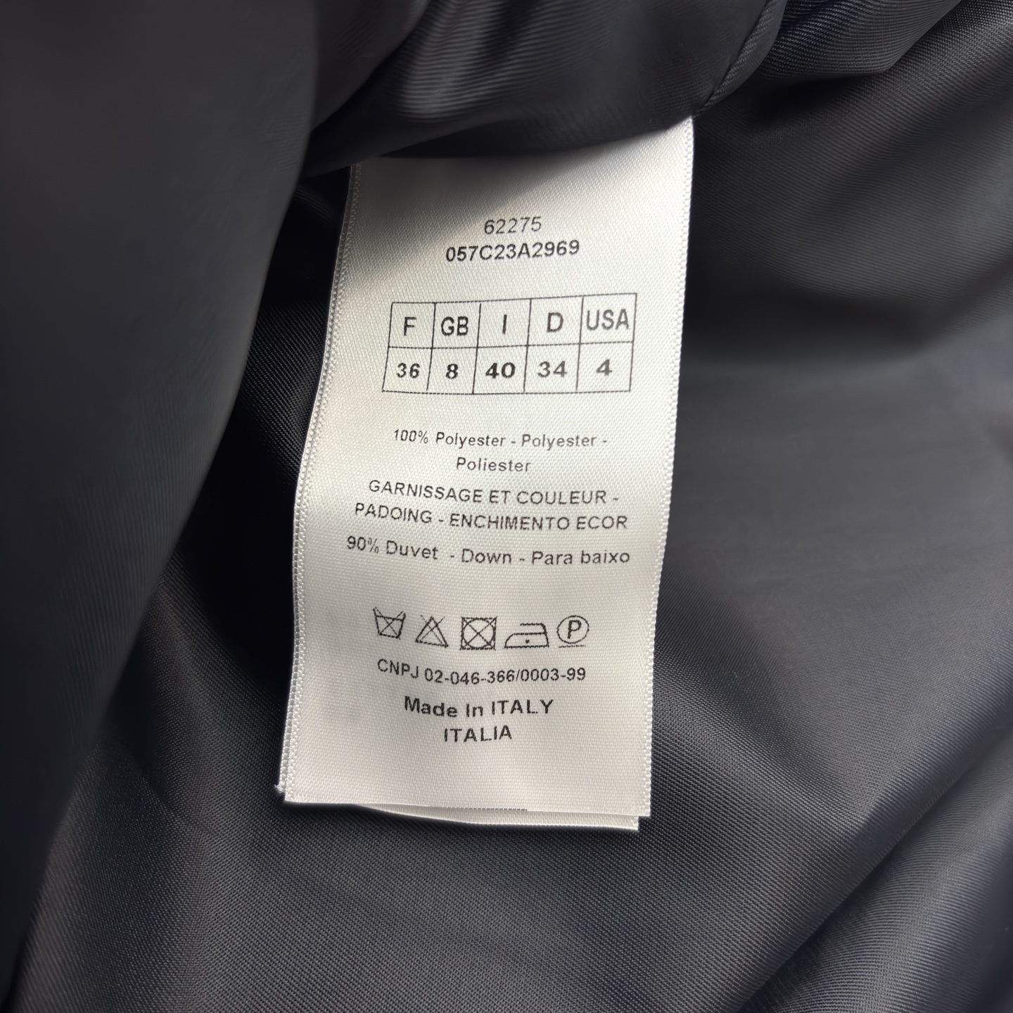 D家羽绒立领马甲 经典老花邂逅羽绒马甲的温暖质感 优雅在冬日焕新 满幅 Oblique 提花勾勒辨识度 