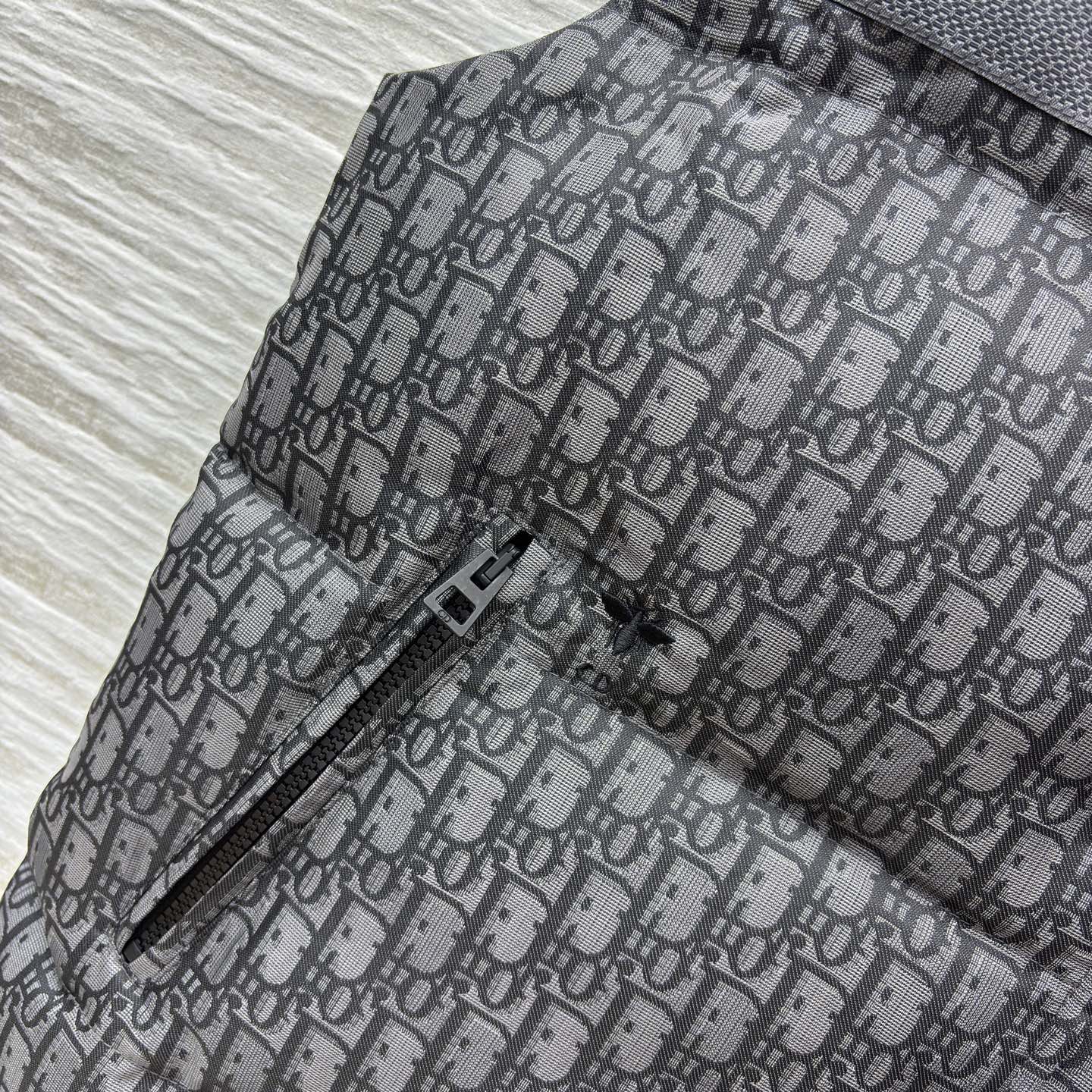 D家羽绒立领马甲 经典老花邂逅羽绒马甲的温暖质感 优雅在冬日焕新 满幅 Oblique 提花勾勒辨识度 