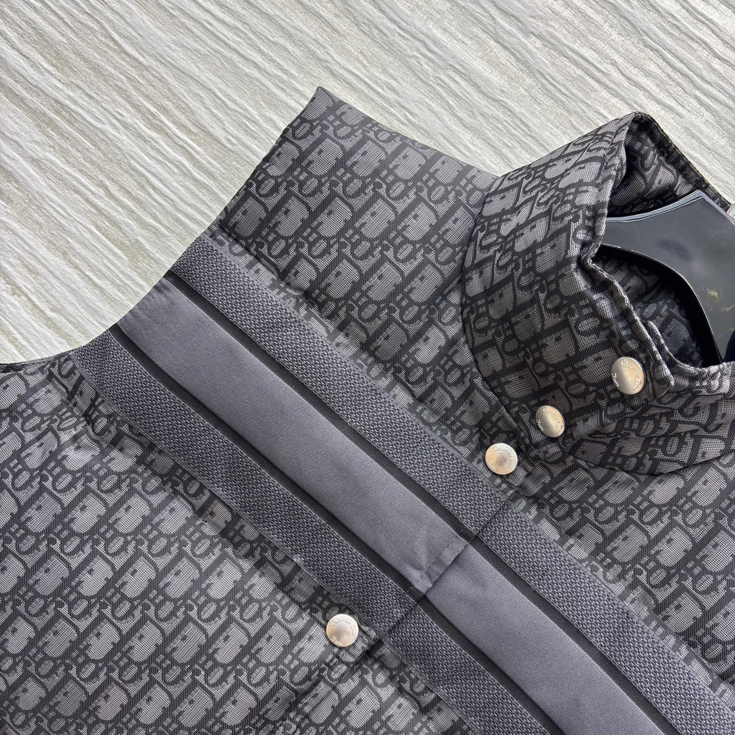 D家羽绒立领马甲 经典老花邂逅羽绒马甲的温暖质感 优雅在冬日焕新 满幅 Oblique 提花勾勒辨识度 