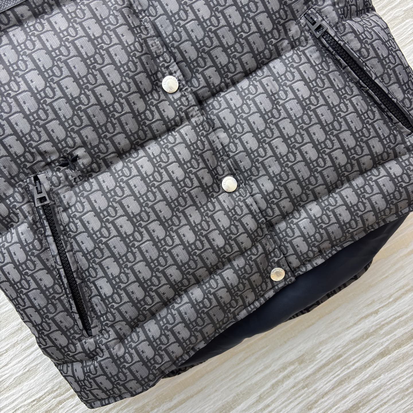 D家羽绒立领马甲 经典老花邂逅羽绒马甲的温暖质感 优雅在冬日焕新 满幅 Oblique 提花勾勒辨识度 