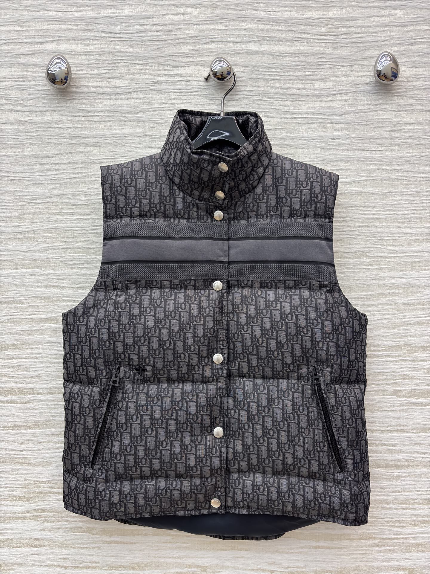 D家羽绒立领马甲 经典老花邂逅羽绒马甲的温暖质感 优雅在冬日焕新 满幅 Oblique 提花勾勒辨识度 