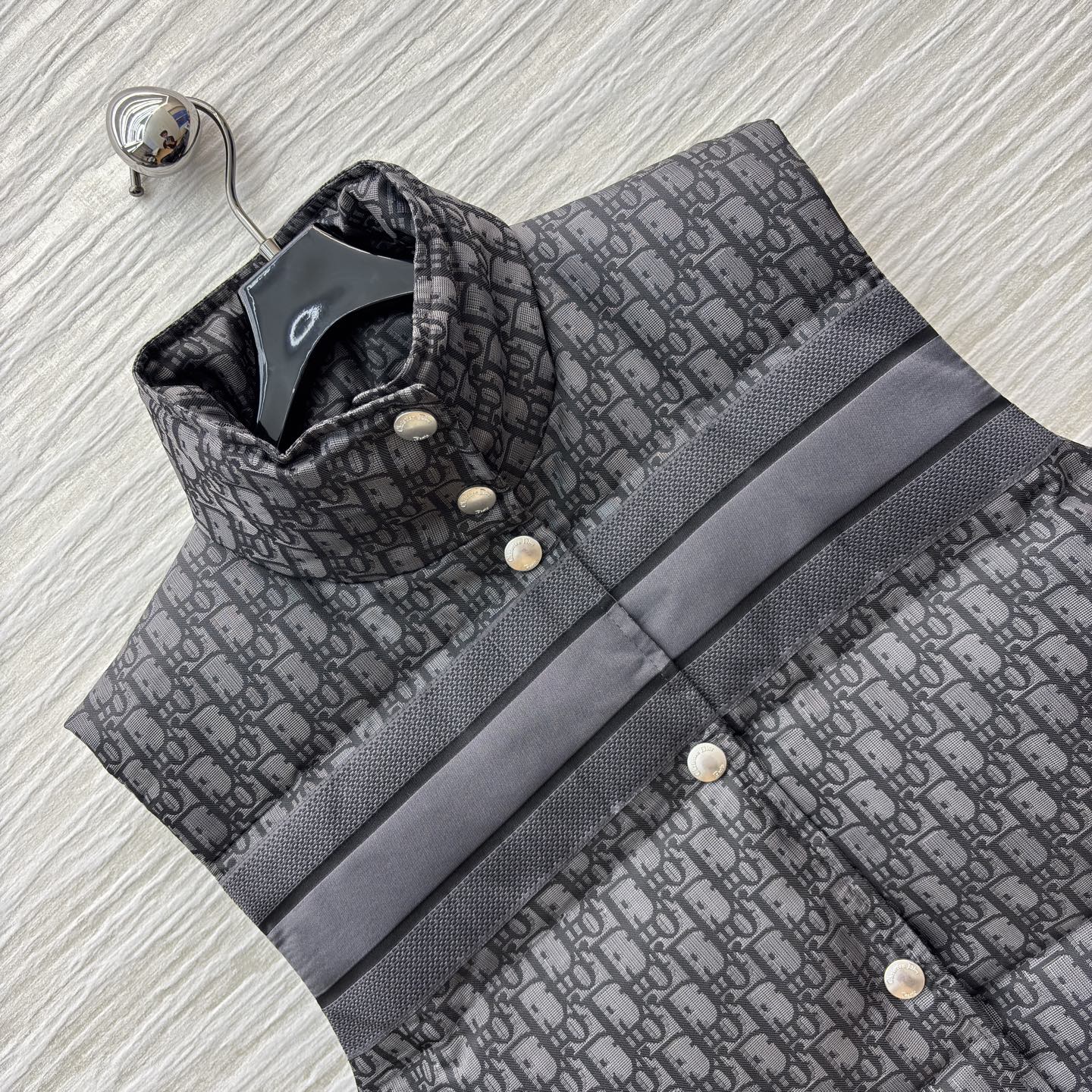 D家羽绒立领马甲 经典老花邂逅羽绒马甲的温暖质感 优雅在冬日焕新 满幅 Oblique 提花勾勒辨识度 