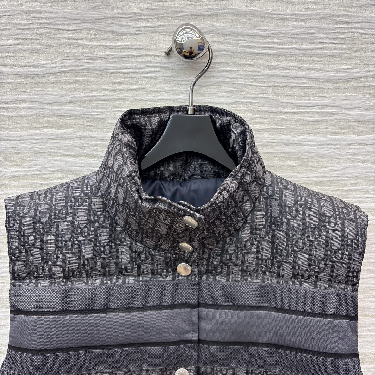 D家羽绒立领马甲 经典老花邂逅羽绒马甲的温暖质感 优雅在冬日焕新 满幅 Oblique 提花勾勒辨识度 