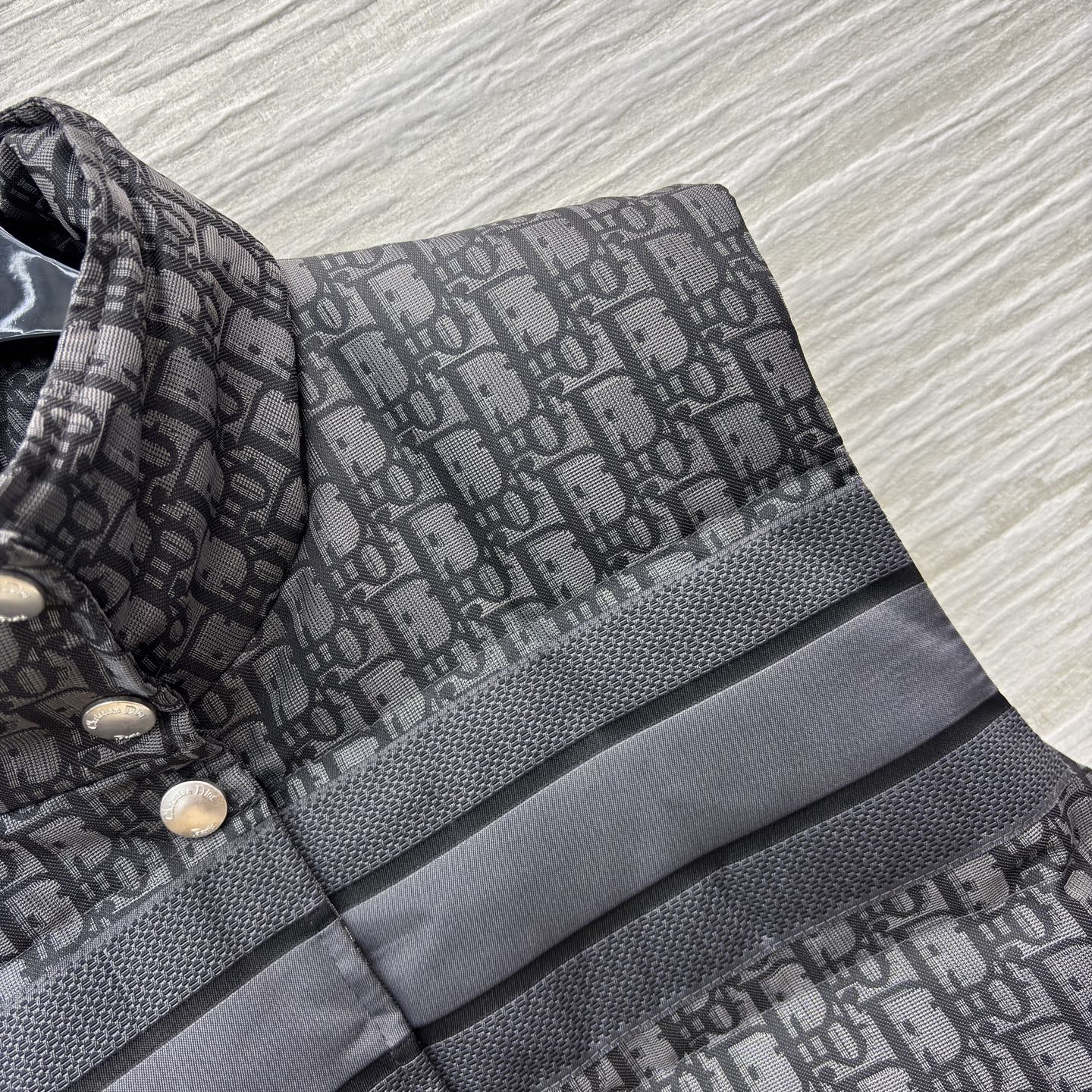 D家羽绒立领马甲 经典老花邂逅羽绒马甲的温暖质感 优雅在冬日焕新 满幅 Oblique 提花勾勒辨识度 