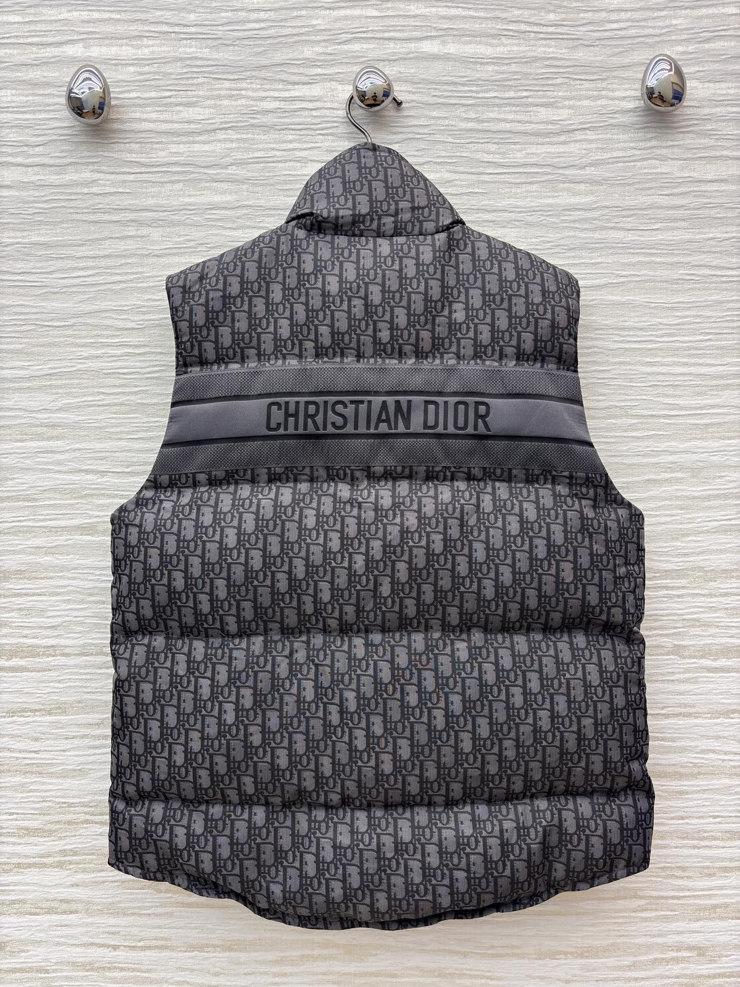 D家羽绒立领马甲 经典老花邂逅羽绒马甲的温暖质感 优雅在冬日焕新 满幅 Oblique 提花勾勒辨识度 