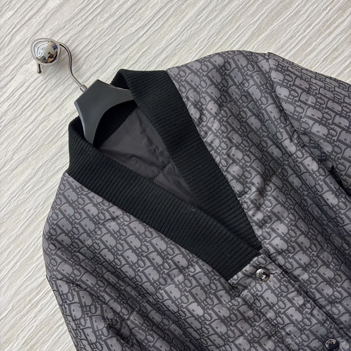 D家25秋冬 V领双面穿夹棉外套 一面是满幅 Oblique 提花的高定格调一面是简约纯色的随性自在 这