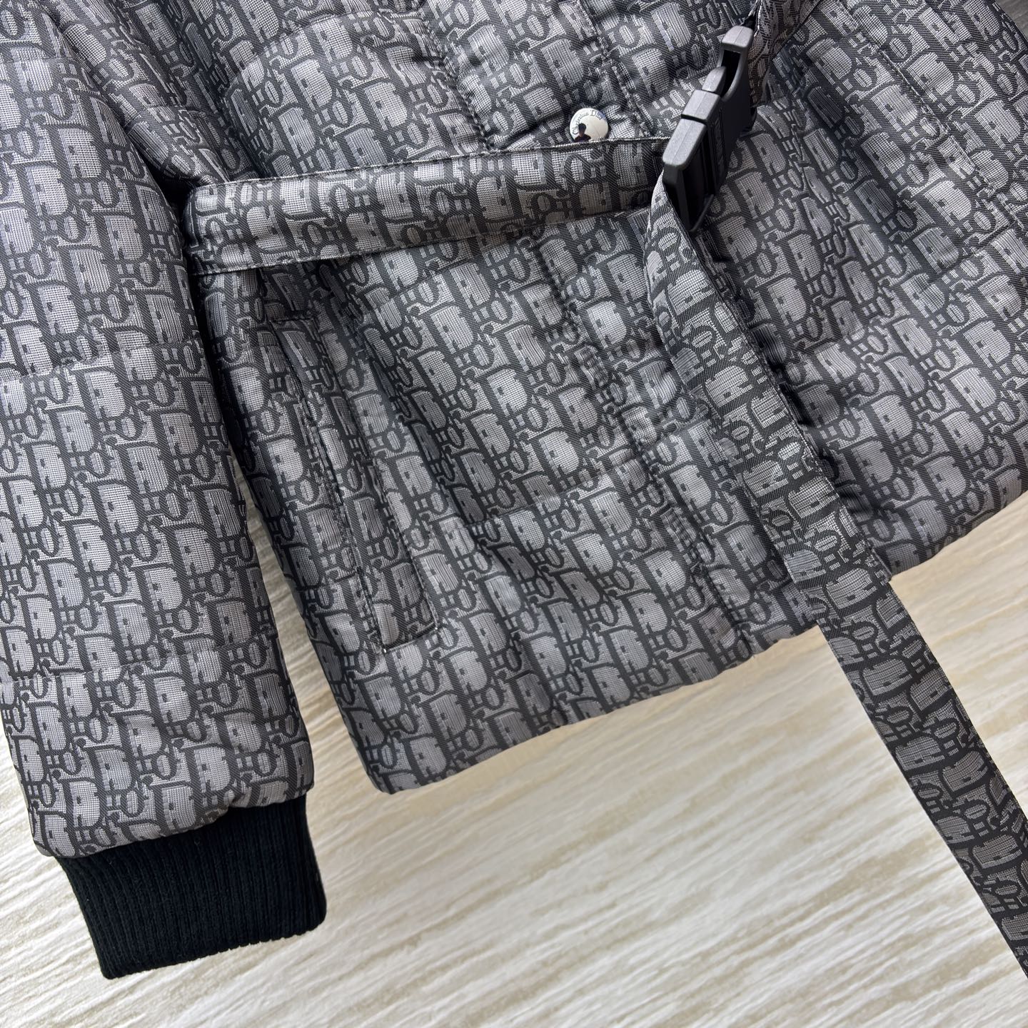 D家25秋冬 V领双面穿夹棉外套 一面是满幅 Oblique 提花的高定格调一面是简约纯色的随性自在 这