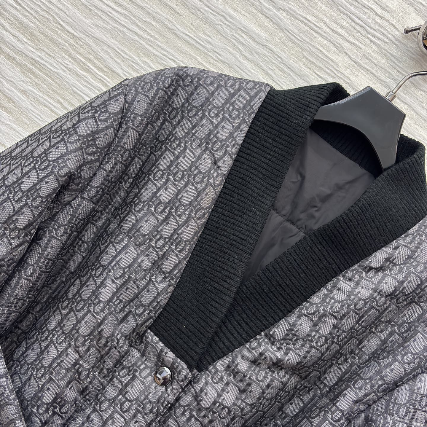 D家25秋冬 V领双面穿夹棉外套 一面是满幅 Oblique 提花的高定格调一面是简约纯色的随性自在 这