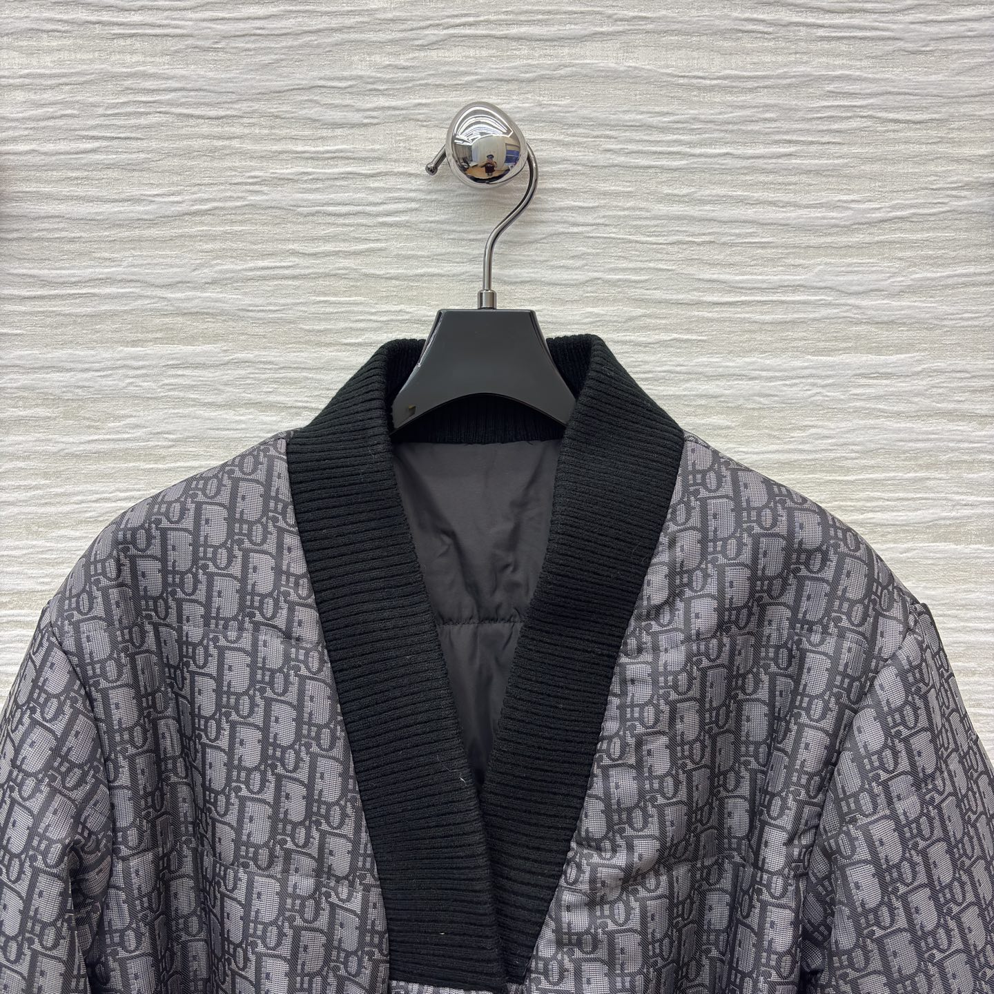 D家25秋冬 V领双面穿夹棉外套 一面是满幅 Oblique 提花的高定格调一面是简约纯色的随性自在 这