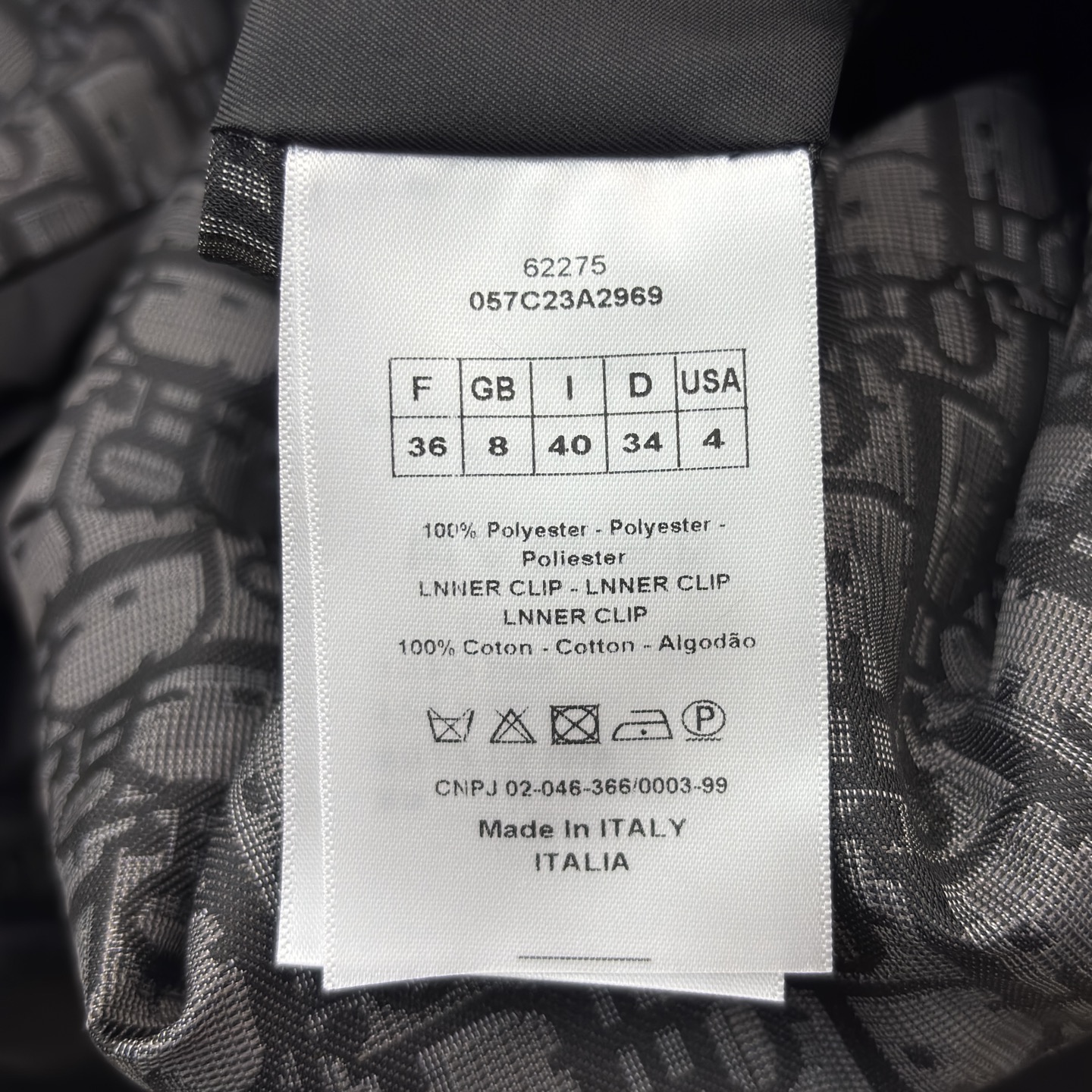 D家25秋冬 V领双面穿夹棉外套 一面是满幅 Oblique 提花的高定格调一面是简约纯色的随性自在 这