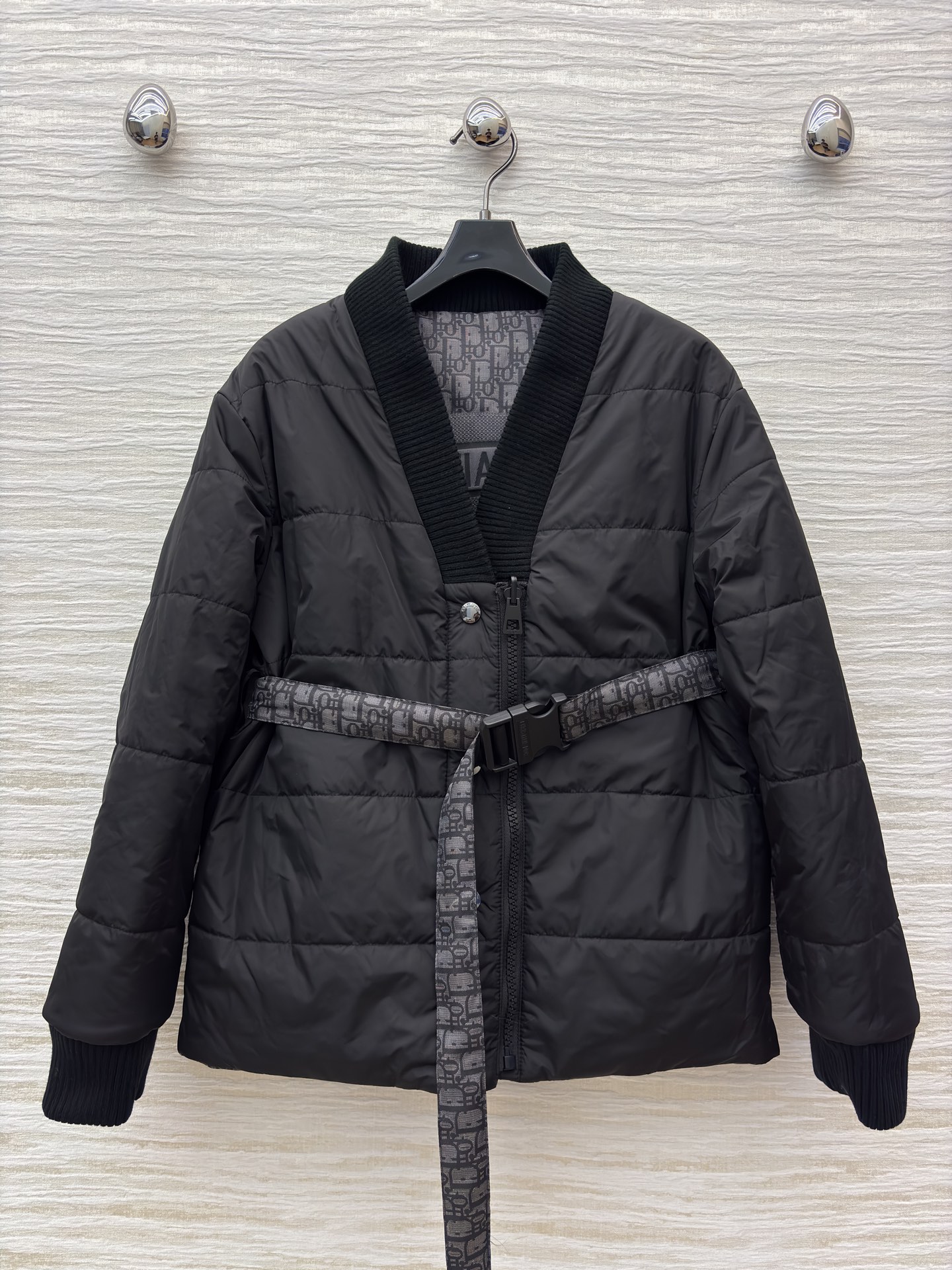 D家25秋冬 V领双面穿夹棉外套 一面是满幅 Oblique 提花的高定格调一面是简约纯色的随性自在 这