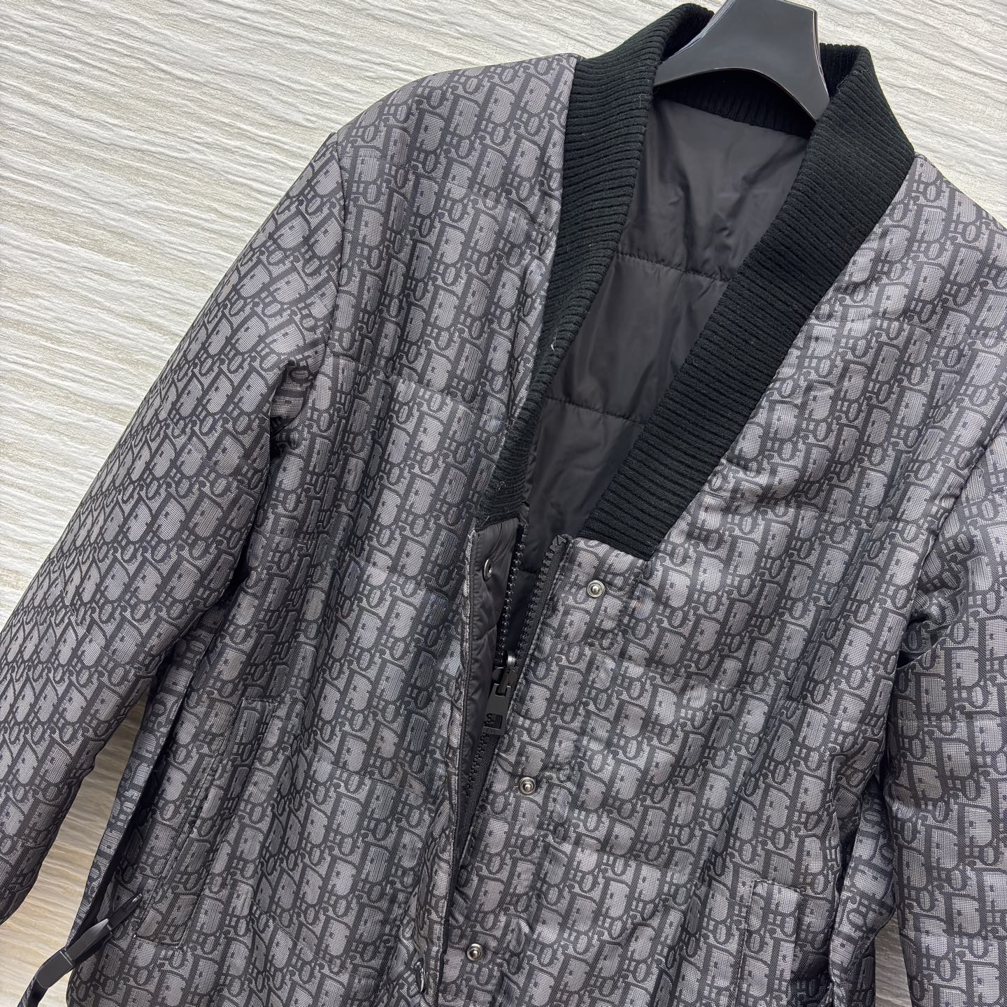 D家25秋冬 V领双面穿夹棉外套 一面是满幅 Oblique 提花的高定格调一面是简约纯色的随性自在 这