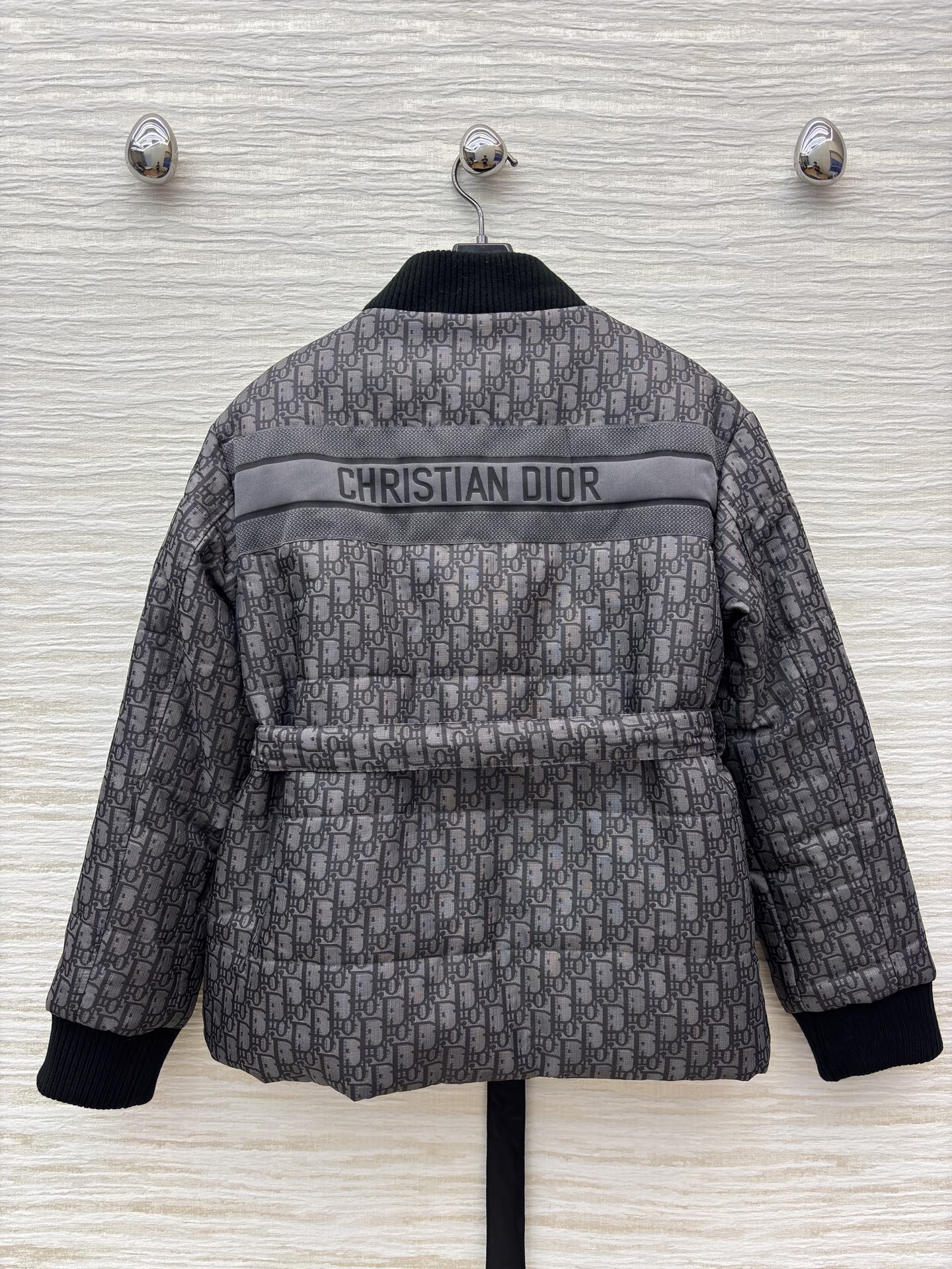 D家25秋冬 V领双面穿夹棉外套 一面是满幅 Oblique 提花的高定格调一面是简约纯色的随性自在 这