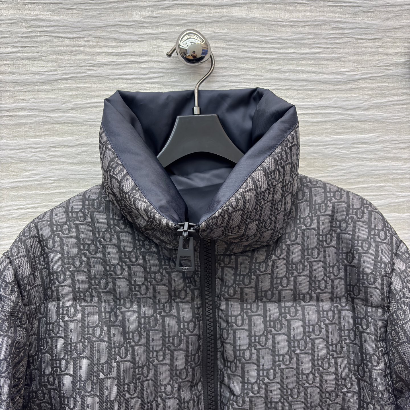 D家 立领老花收腰羽绒服 在冬日续写高奢优雅 满幅Oblique老花是品牌的经典烙印 立领设计与收腰腰带