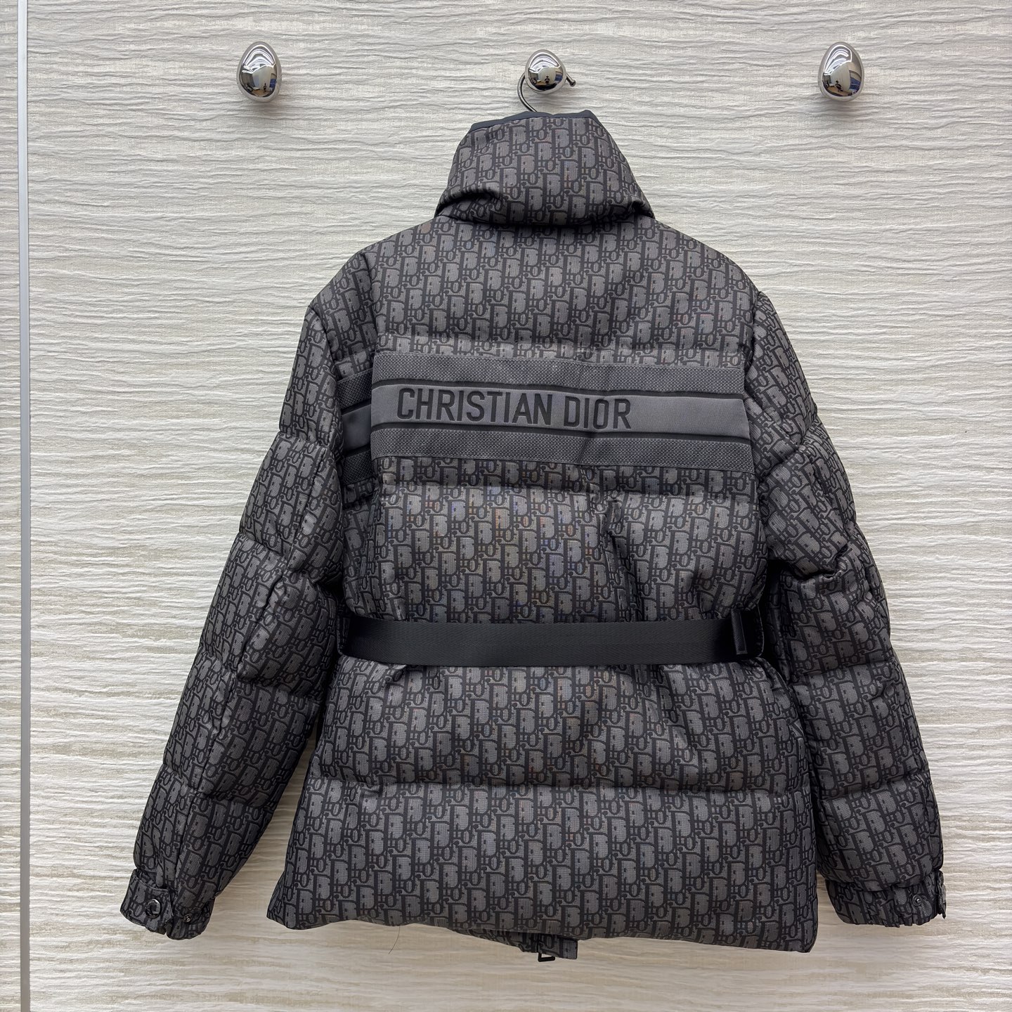 D家 立领老花收腰羽绒服 在冬日续写高奢优雅 满幅Oblique老花是品牌的经典烙印 立领设计与收腰腰带