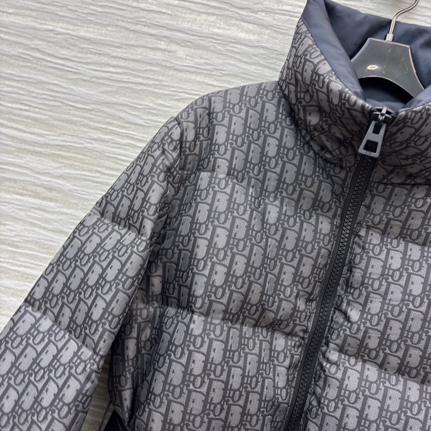 D家 立领老花收腰羽绒服 在冬日续写高奢优雅 满幅Oblique老花是品牌的经典烙印 立领设计与收腰腰带