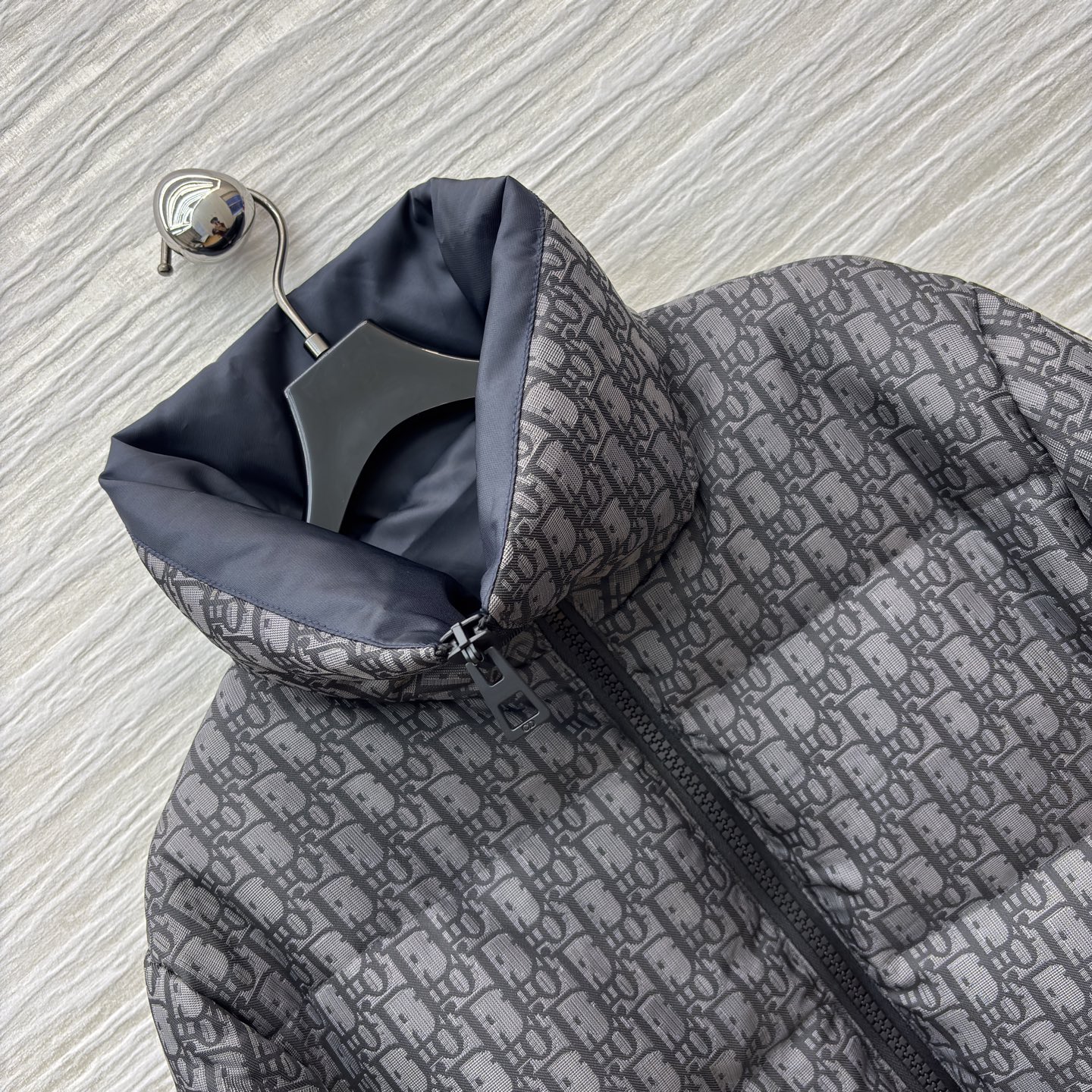 D家 立领老花收腰羽绒服 在冬日续写高奢优雅 满幅Oblique老花是品牌的经典烙印 立领设计与收腰腰带