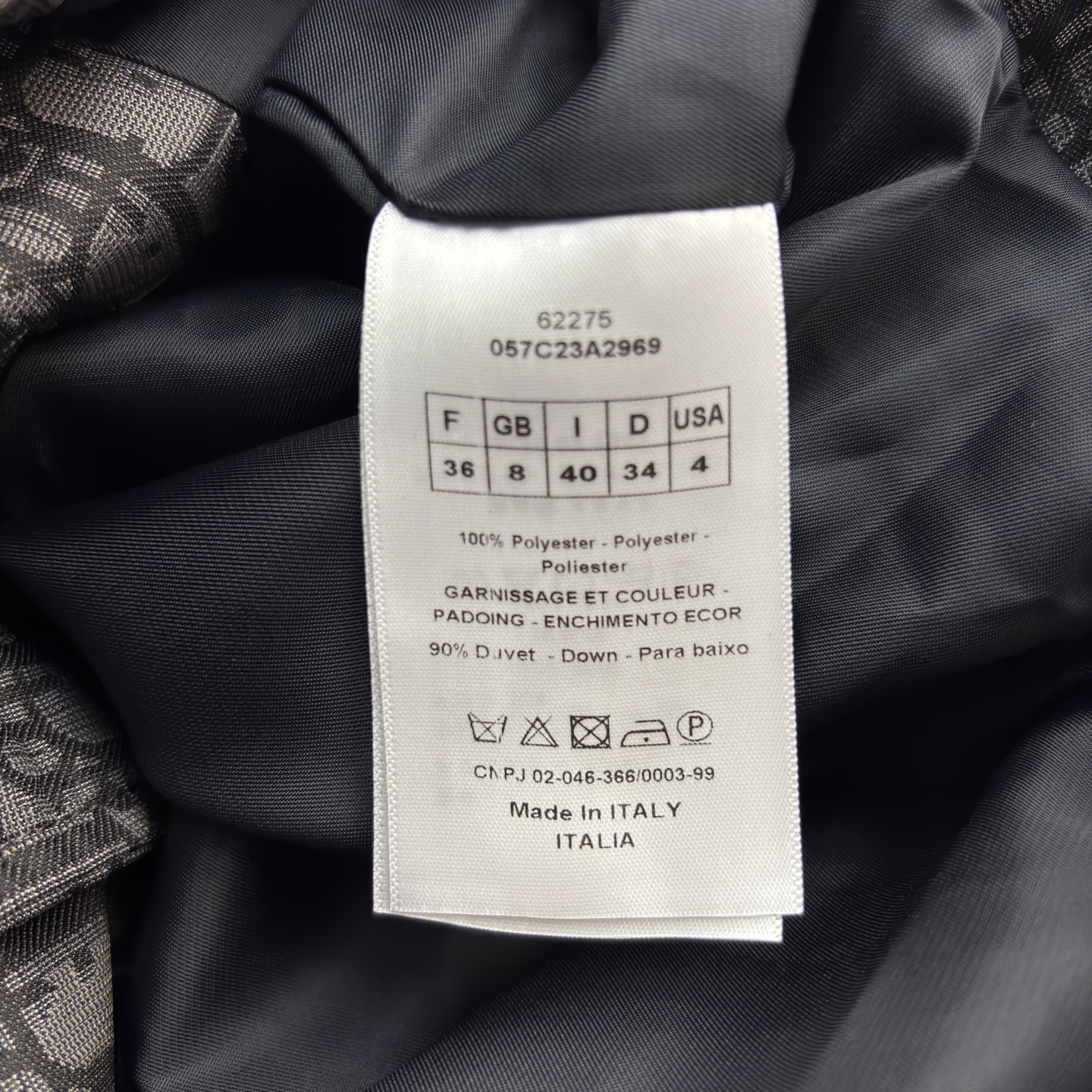 D家 立领老花收腰羽绒服 在冬日续写高奢优雅 满幅Oblique老花是品牌的经典烙印 立领设计与收腰腰带