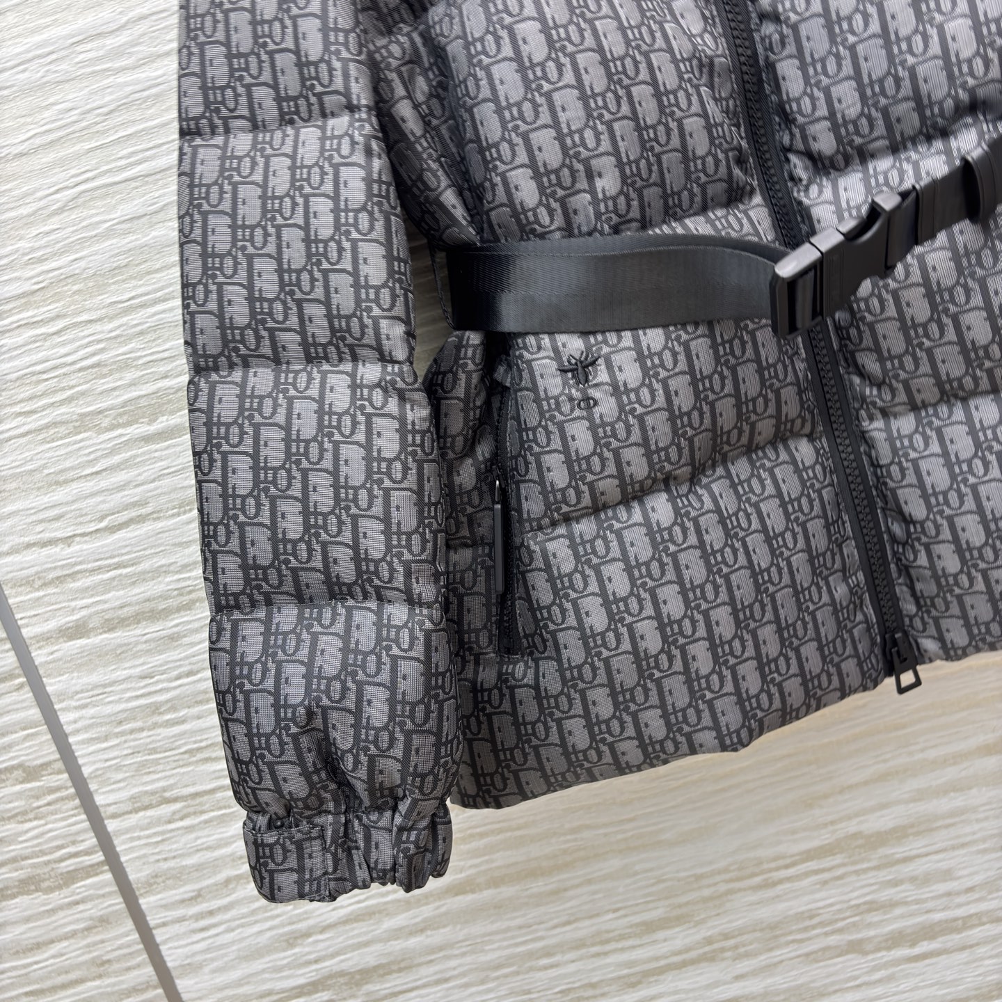 D家 立领老花收腰羽绒服 在冬日续写高奢优雅 满幅Oblique老花是品牌的经典烙印 立领设计与收腰腰带