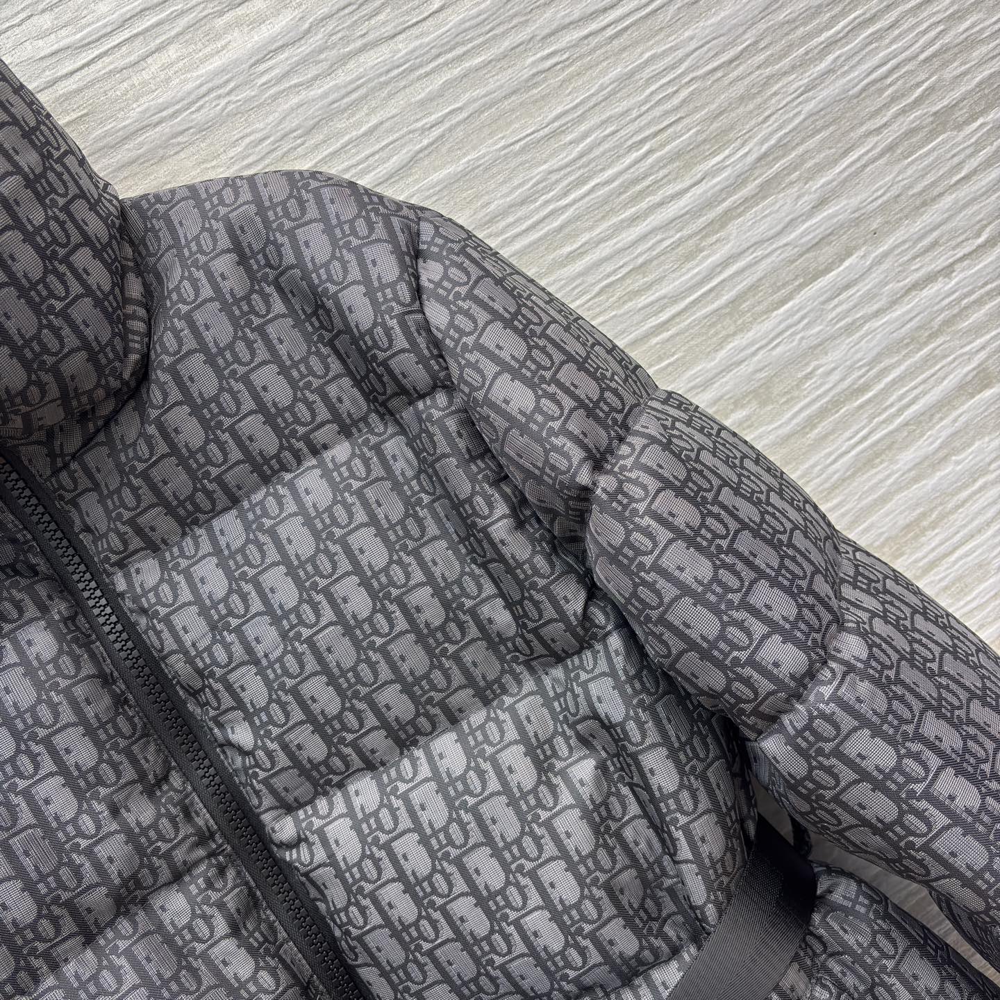 D家 立领老花收腰羽绒服 在冬日续写高奢优雅 满幅Oblique老花是品牌的经典烙印 立领设计与收腰腰带