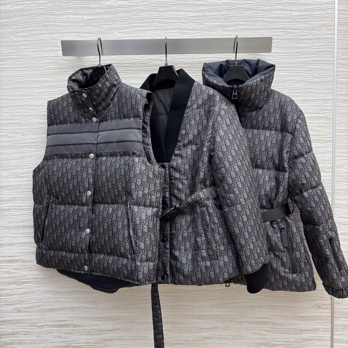 D家 立领老花收腰羽绒服 在冬日续写高奢优雅 满幅Oblique老花是品牌的经典烙印 立领设计与收腰腰带