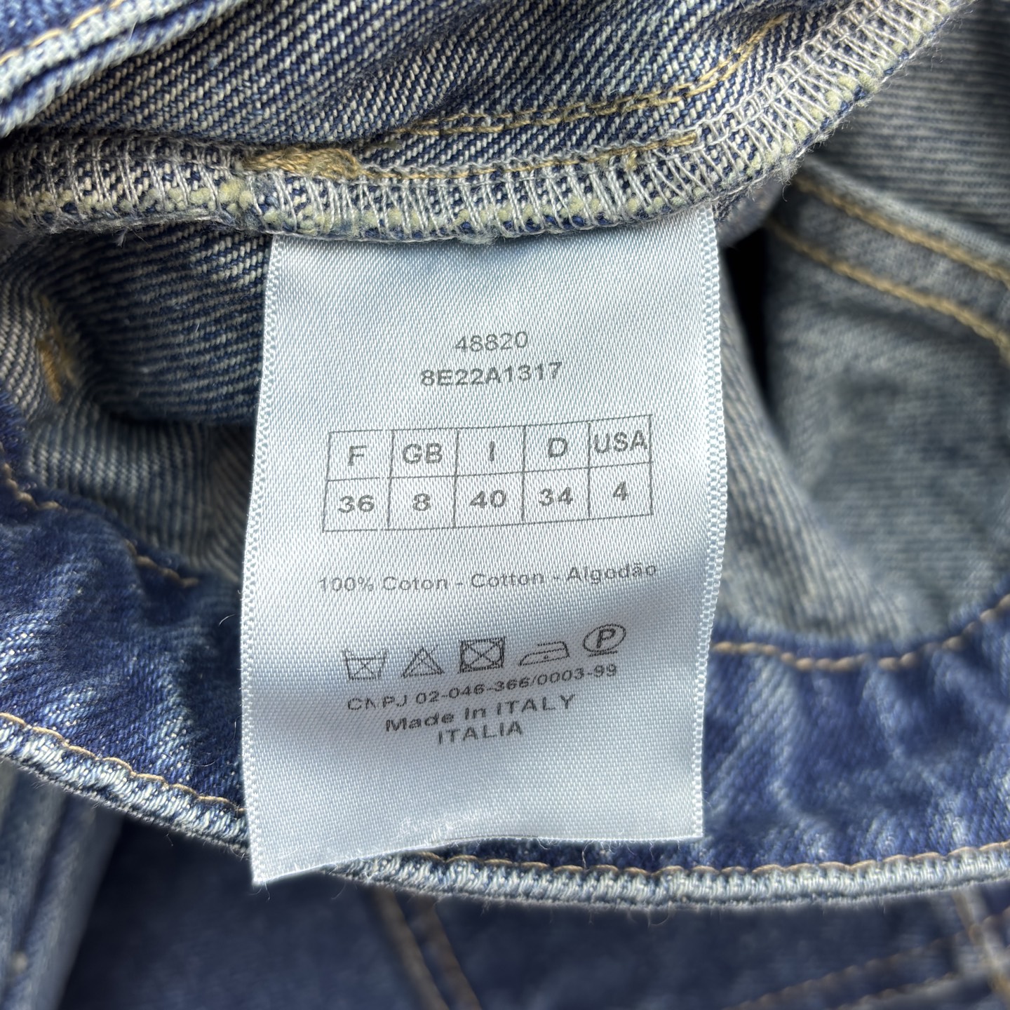 D家 字母印花边牛仔阔腿裤 复古与潮流的绝妙碰撞 侧边的条纹设计自带吸睛属性 阔腿版型随性又显腿长 牛仔