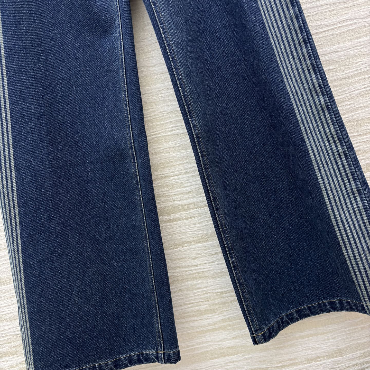 D家 字母印花边牛仔阔腿裤 复古与潮流的绝妙碰撞 侧边的条纹设计自带吸睛属性 阔腿版型随性又显腿长 牛仔