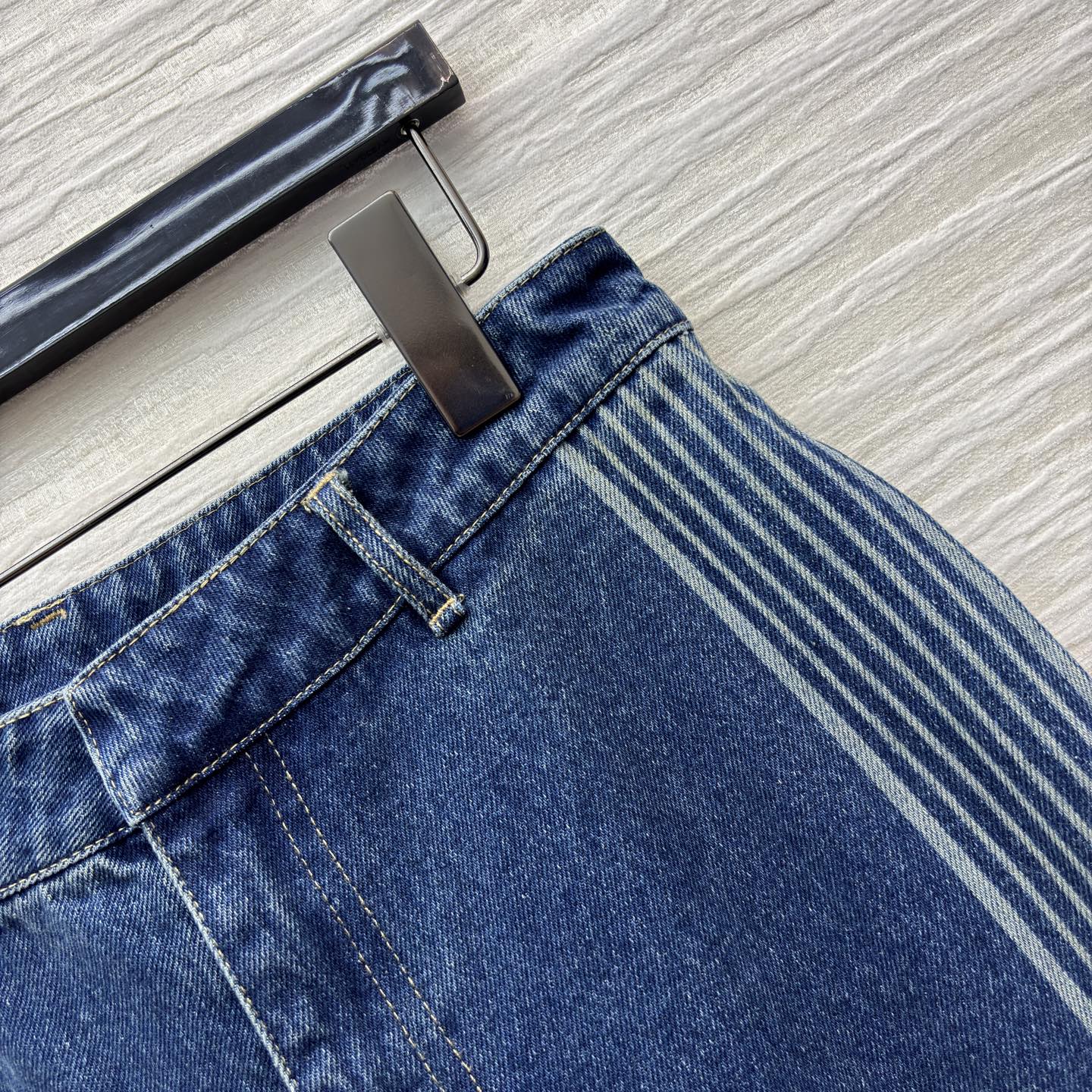 D家 字母印花边牛仔阔腿裤 复古与潮流的绝妙碰撞 侧边的条纹设计自带吸睛属性 阔腿版型随性又显腿长 牛仔