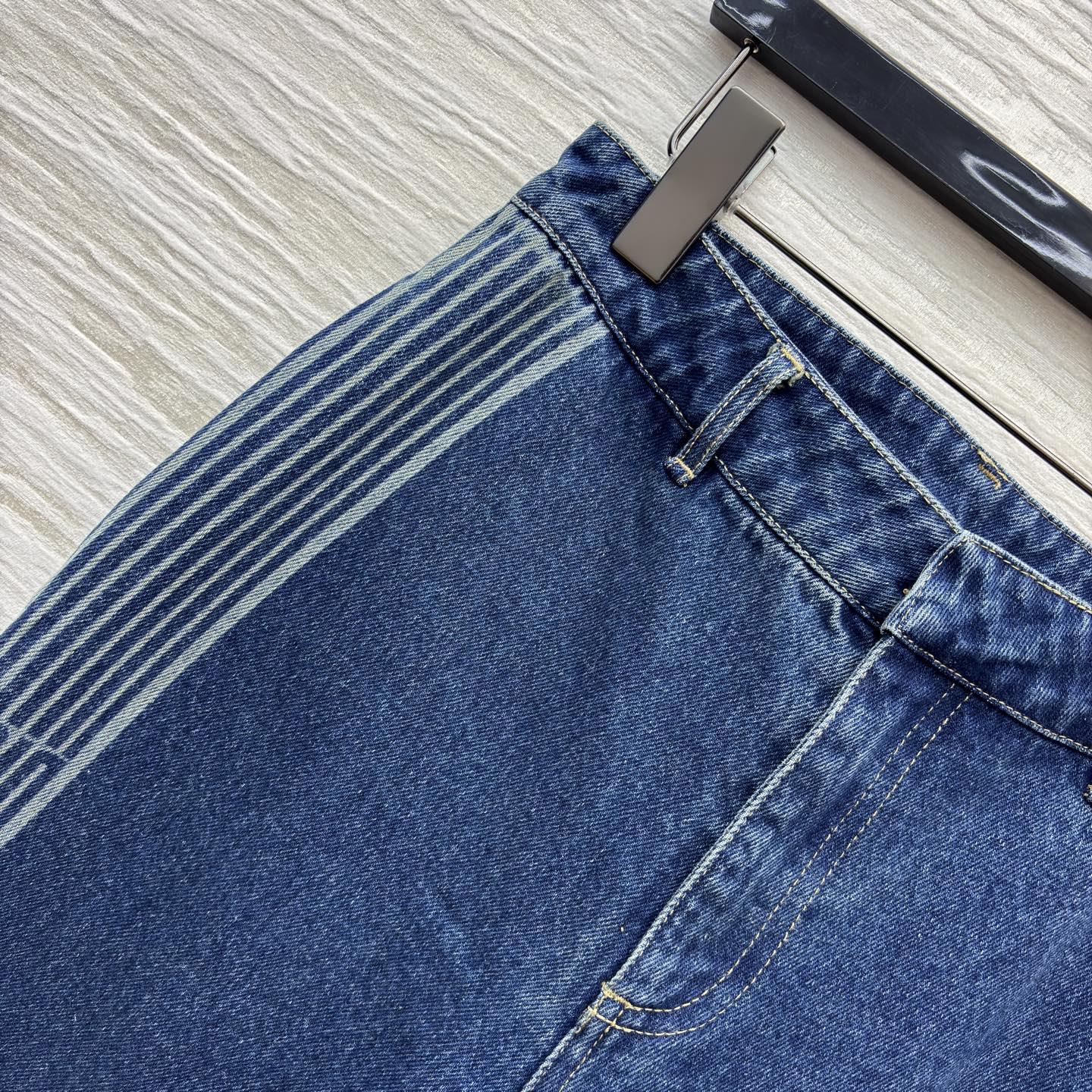 D家 字母印花边牛仔阔腿裤 复古与潮流的绝妙碰撞 侧边的条纹设计自带吸睛属性 阔腿版型随性又显腿长 牛仔