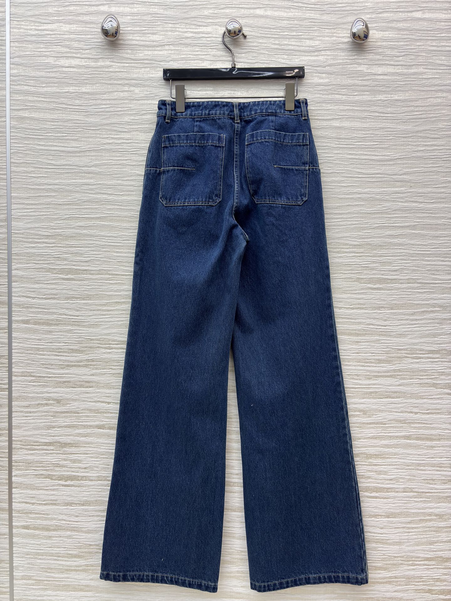 D家 字母印花边牛仔阔腿裤 复古与潮流的绝妙碰撞 侧边的条纹设计自带吸睛属性 阔腿版型随性又显腿长 牛仔