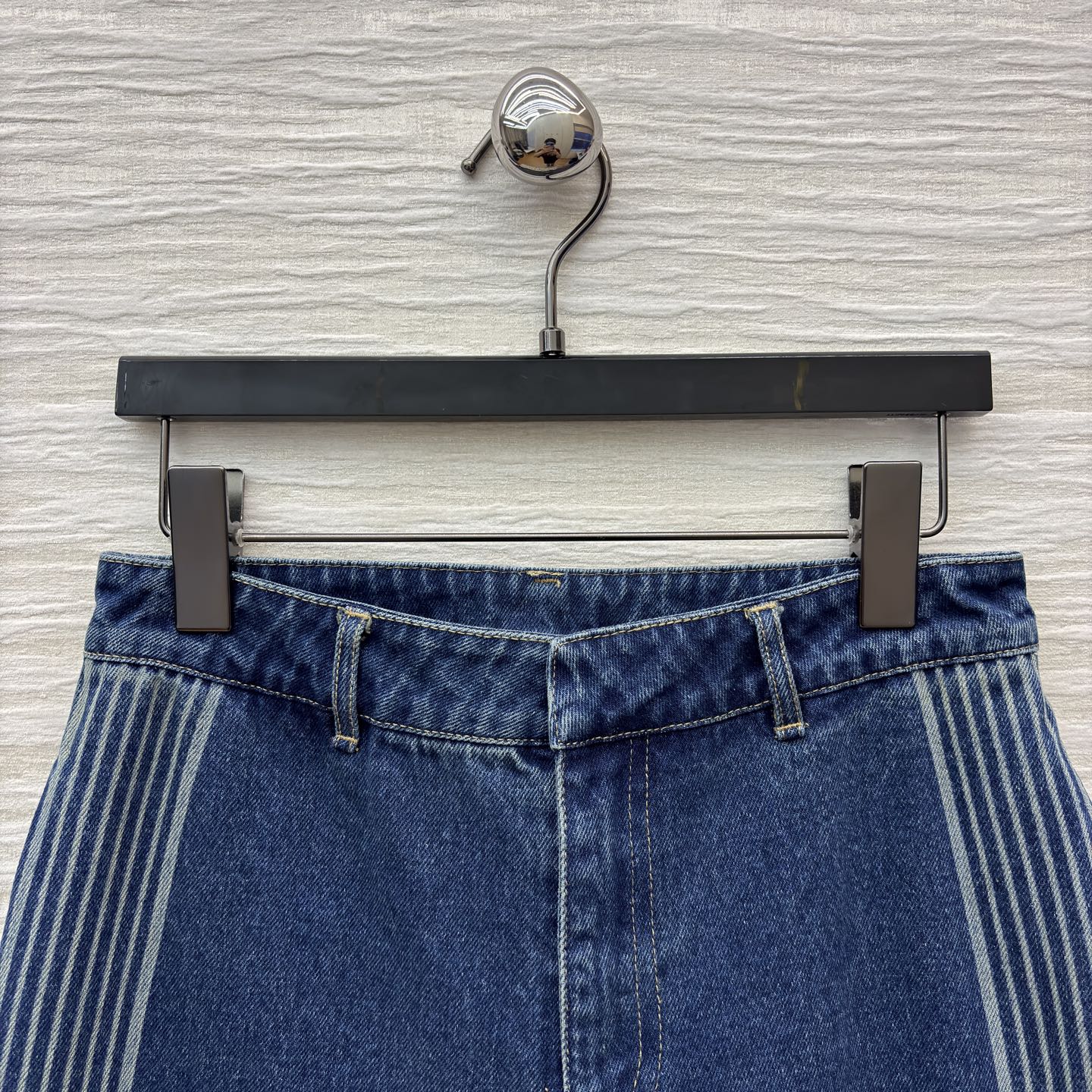 D家 字母印花边牛仔阔腿裤 复古与潮流的绝妙碰撞 侧边的条纹设计自带吸睛属性 阔腿版型随性又显腿长 牛仔