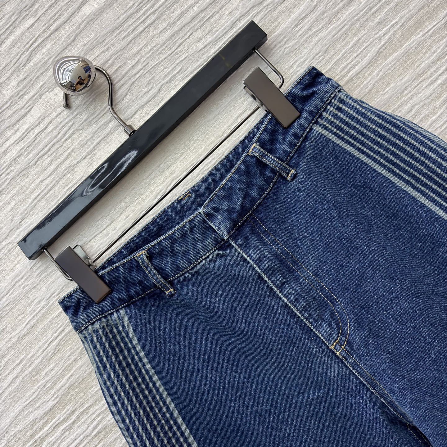 D家 字母印花边牛仔阔腿裤 复古与潮流的绝妙碰撞 侧边的条纹设计自带吸睛属性 阔腿版型随性又显腿长 牛仔