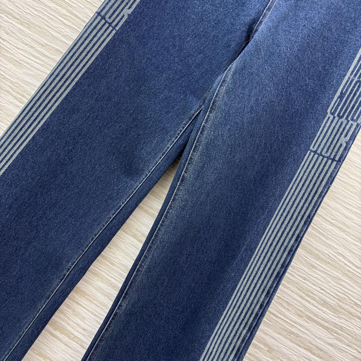 D家 字母印花边牛仔阔腿裤 复古与潮流的绝妙碰撞 侧边的条纹设计自带吸睛属性 阔腿版型随性又显腿长 牛仔