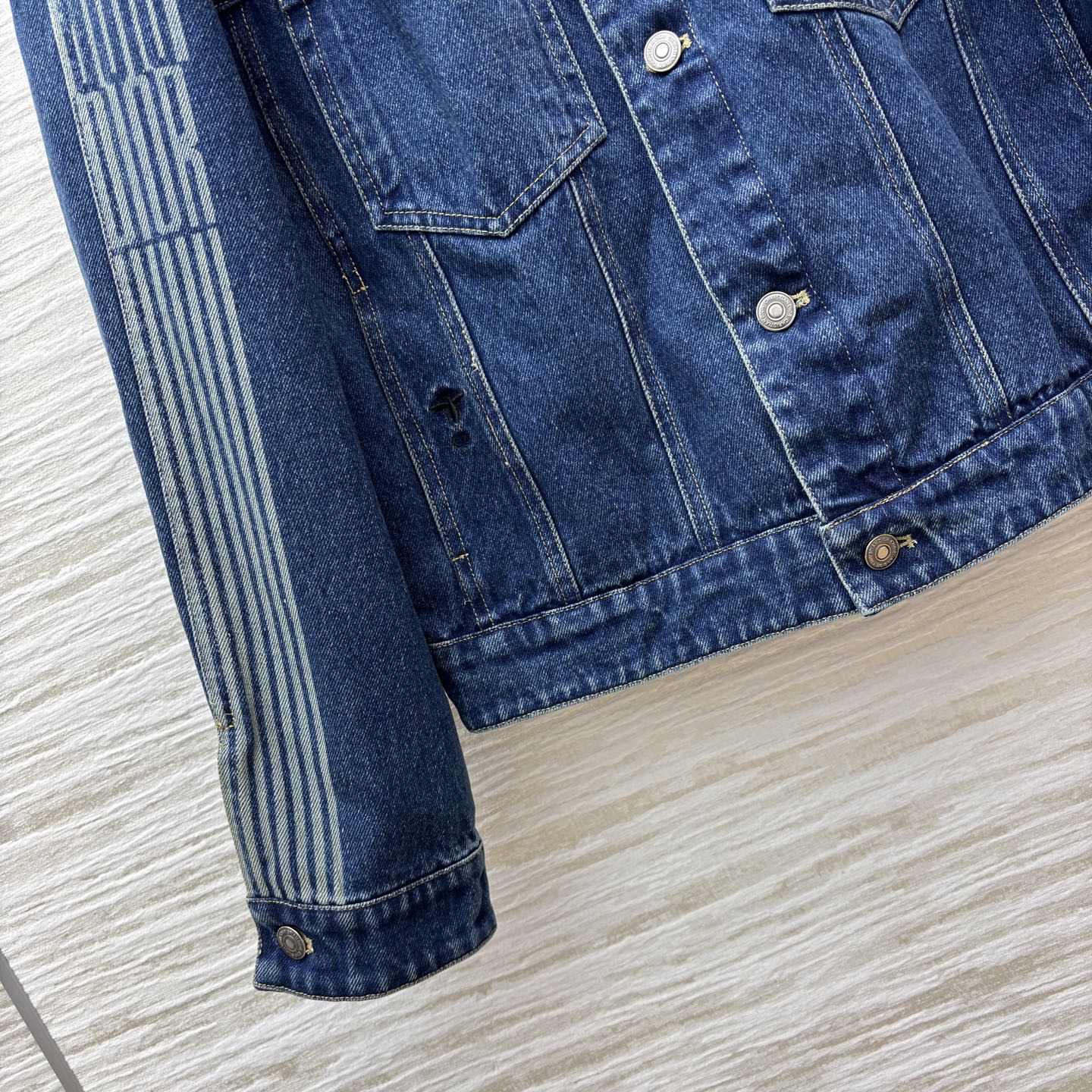 D家25新款 羊羔毛领拼接牛仔夹克这款牛仔外套将复古与暖冬完美融合 袖身的独特纹路是个性的注脚，每一颗纽