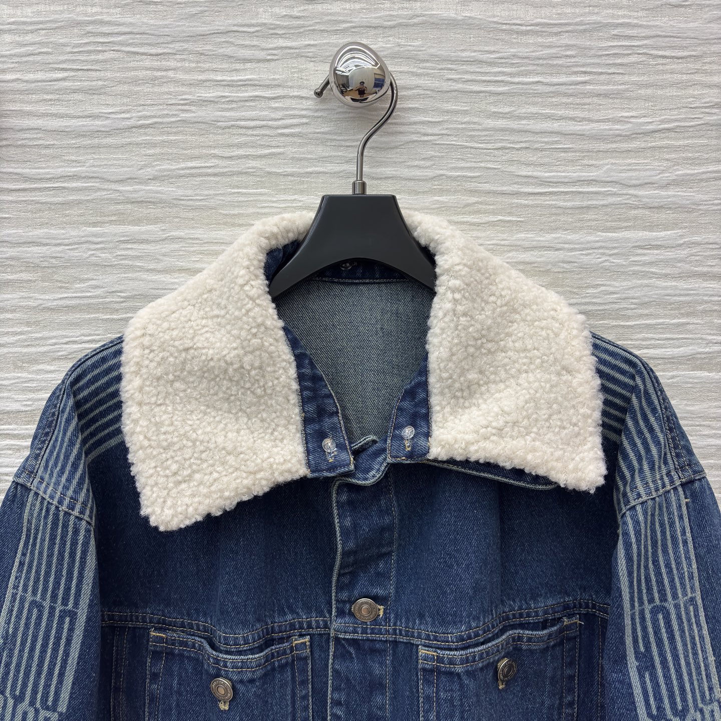 D家25新款 羊羔毛领拼接牛仔夹克这款牛仔外套将复古与暖冬完美融合 袖身的独特纹路是个性的注脚，每一颗纽