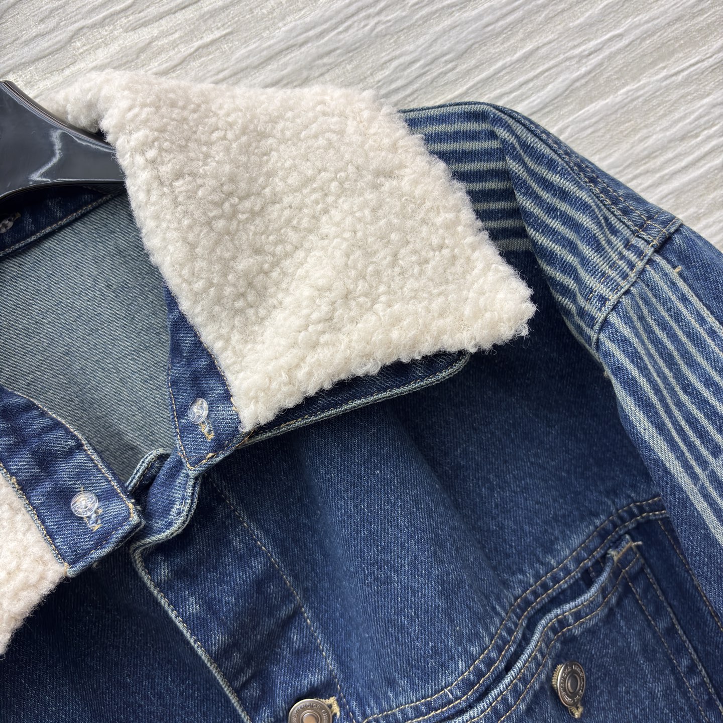 D家25新款 羊羔毛领拼接牛仔夹克这款牛仔外套将复古与暖冬完美融合 袖身的独特纹路是个性的注脚，每一颗纽