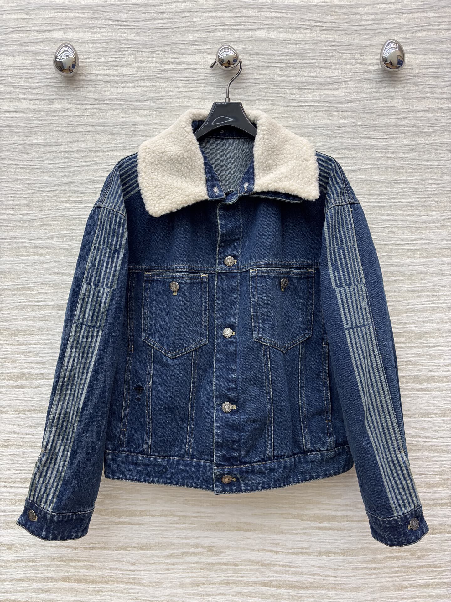 D家25新款 羊羔毛领拼接牛仔夹克这款牛仔外套将复古与暖冬完美融合 袖身的独特纹路是个性的注脚，每一颗纽