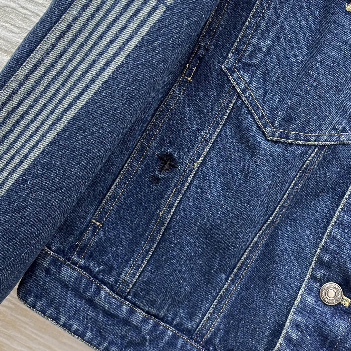 D家25新款 羊羔毛领拼接牛仔夹克这款牛仔外套将复古与暖冬完美融合 袖身的独特纹路是个性的注脚，每一颗纽