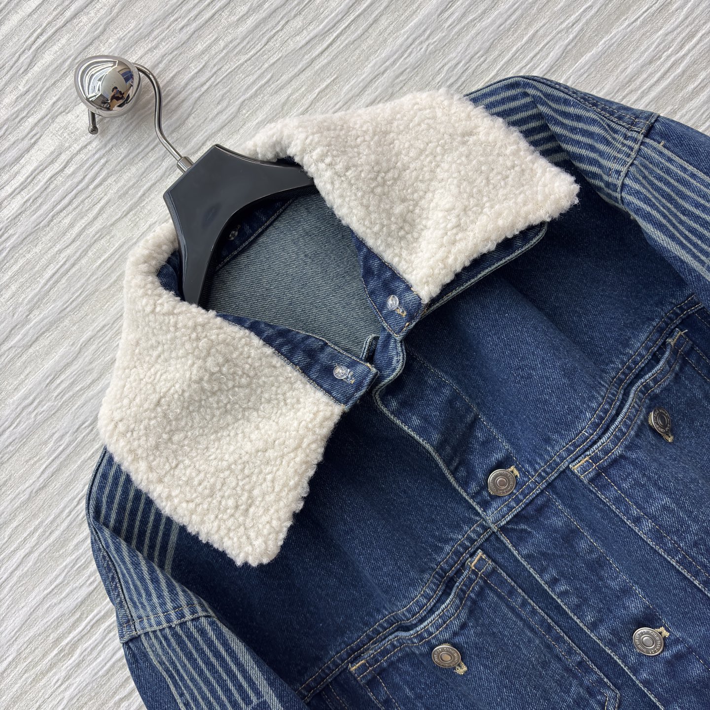 D家25新款 羊羔毛领拼接牛仔夹克这款牛仔外套将复古与暖冬完美融合 袖身的独特纹路是个性的注脚，每一颗纽