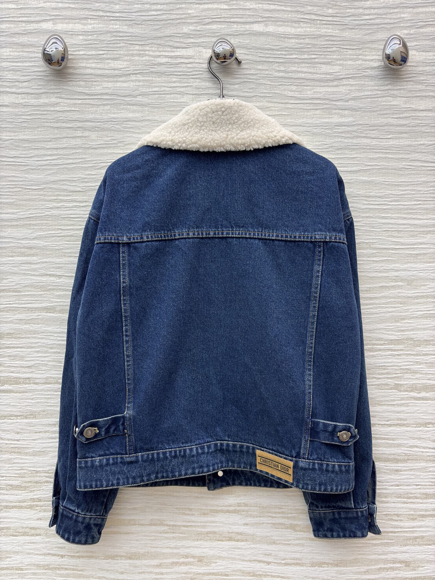 D家25新款 羊羔毛领拼接牛仔夹克这款牛仔外套将复古与暖冬完美融合 袖身的独特纹路是个性的注脚，每一颗纽