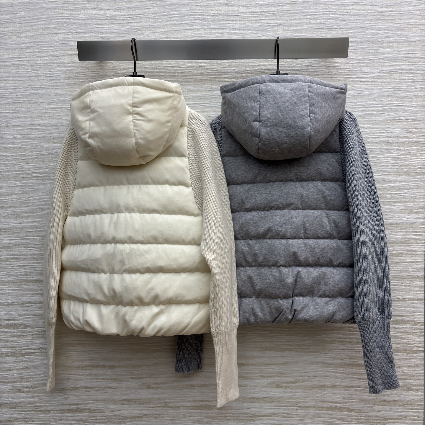 Bc连帽羽绒拼接针织外套 秋冬穿搭的巧思之作 羽绒部分蓬松保暖 针织袖身柔软亲肤 连帽设计增添休闲感米白