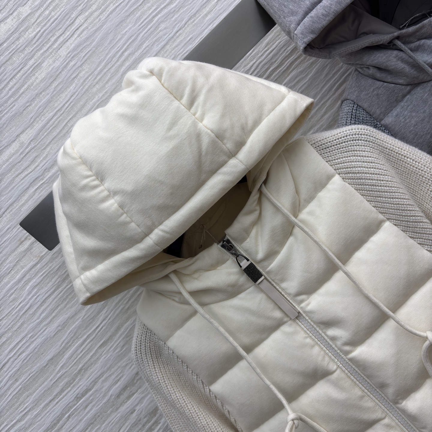 Bc连帽羽绒拼接针织外套 秋冬穿搭的巧思之作 羽绒部分蓬松保暖 针织袖身柔软亲肤 连帽设计增添休闲感米白