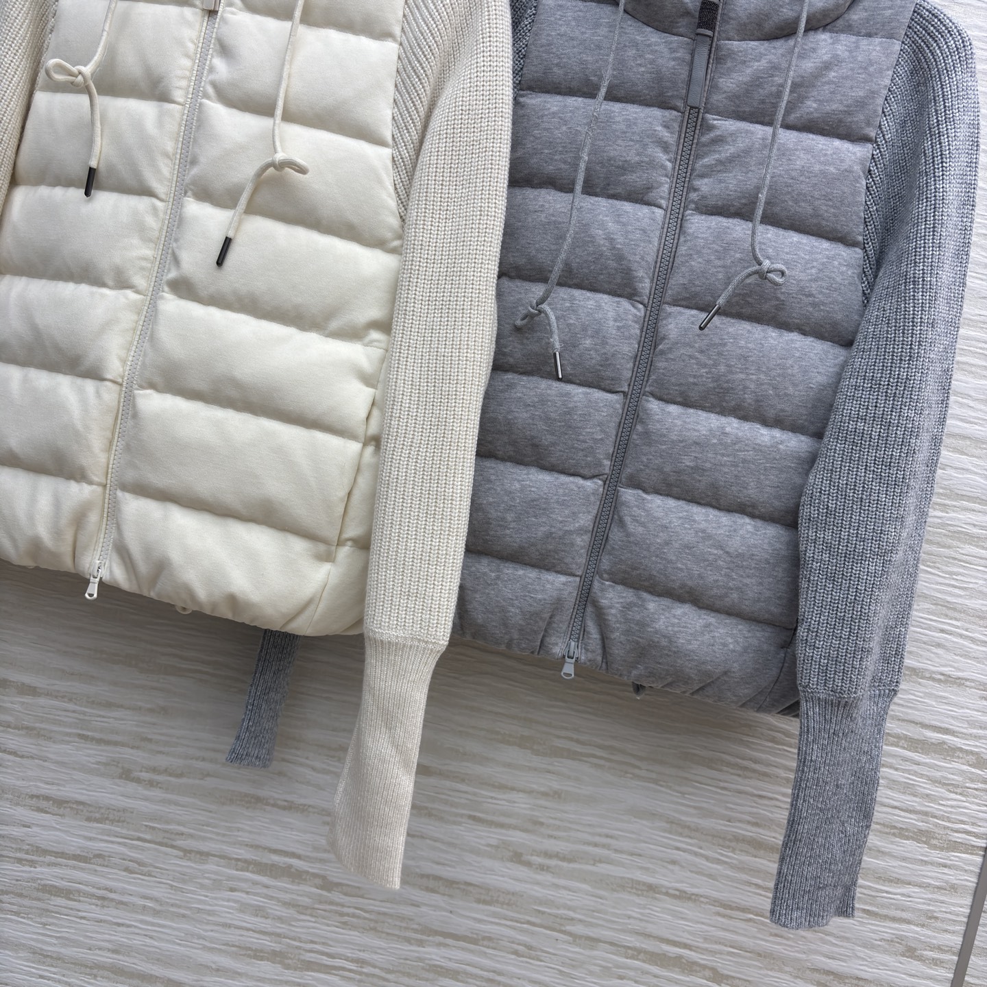 Bc连帽羽绒拼接针织外套 秋冬穿搭的巧思之作 羽绒部分蓬松保暖 针织袖身柔软亲肤 连帽设计增添休闲感米白