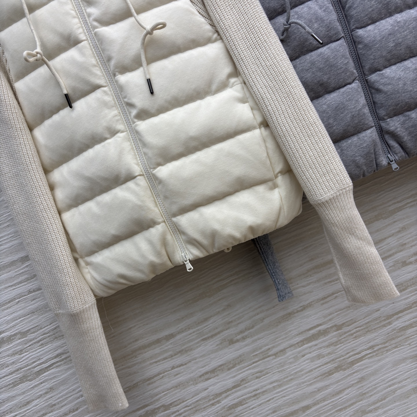 Bc连帽羽绒拼接针织外套 秋冬穿搭的巧思之作 羽绒部分蓬松保暖 针织袖身柔软亲肤 连帽设计增添休闲感米白